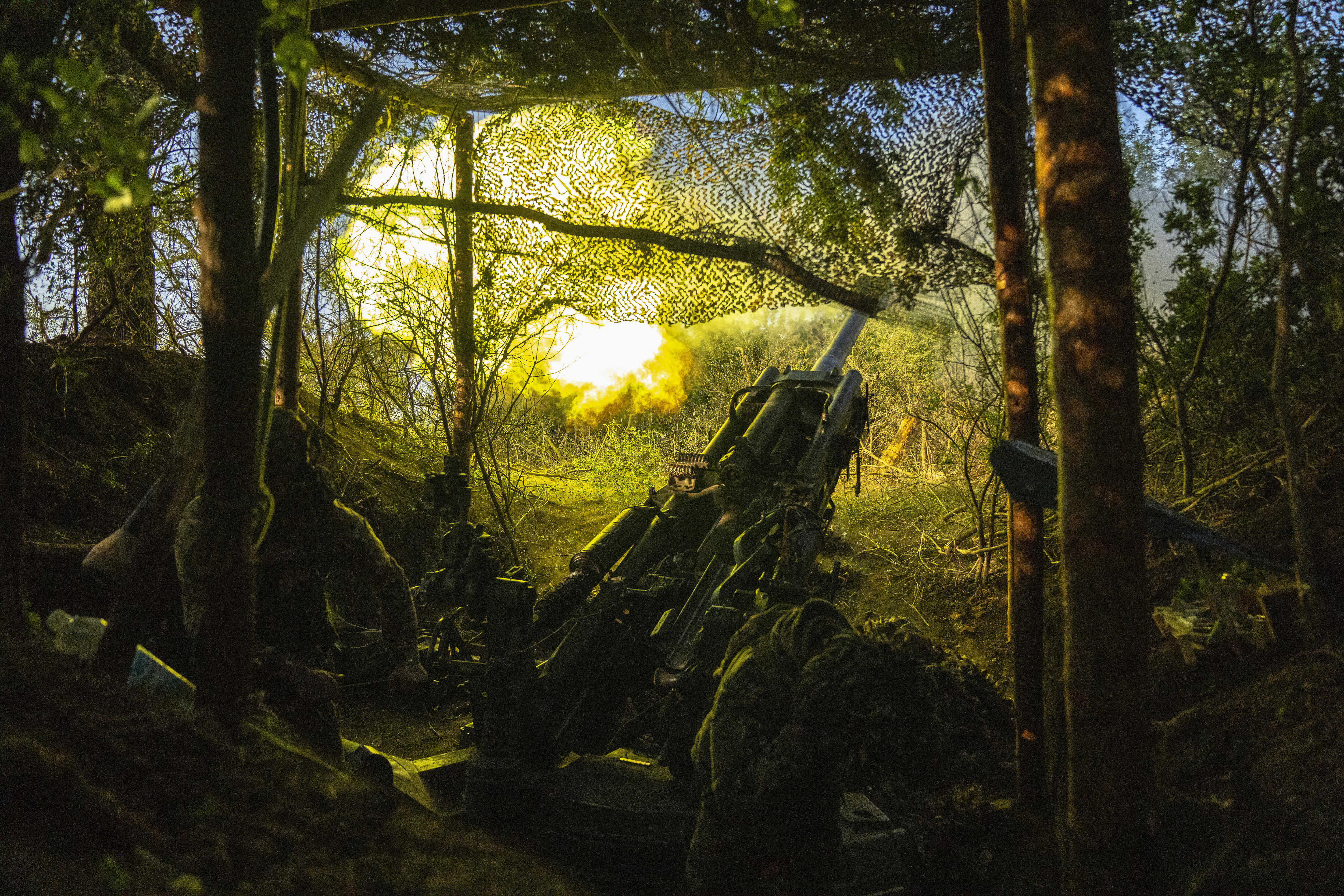 Ukrainian servicemen of 148th separate artillery brigade of the Air Assault Forces of the Armed Forces of Ukraine fire a M777 Howitzer towards Russian positions, in Donetsk front, Ukraine, Tuesday, May 7, 2024. (AP Photo/Francisco Seco)    Associated Press / LaPresse Only italy and Spain