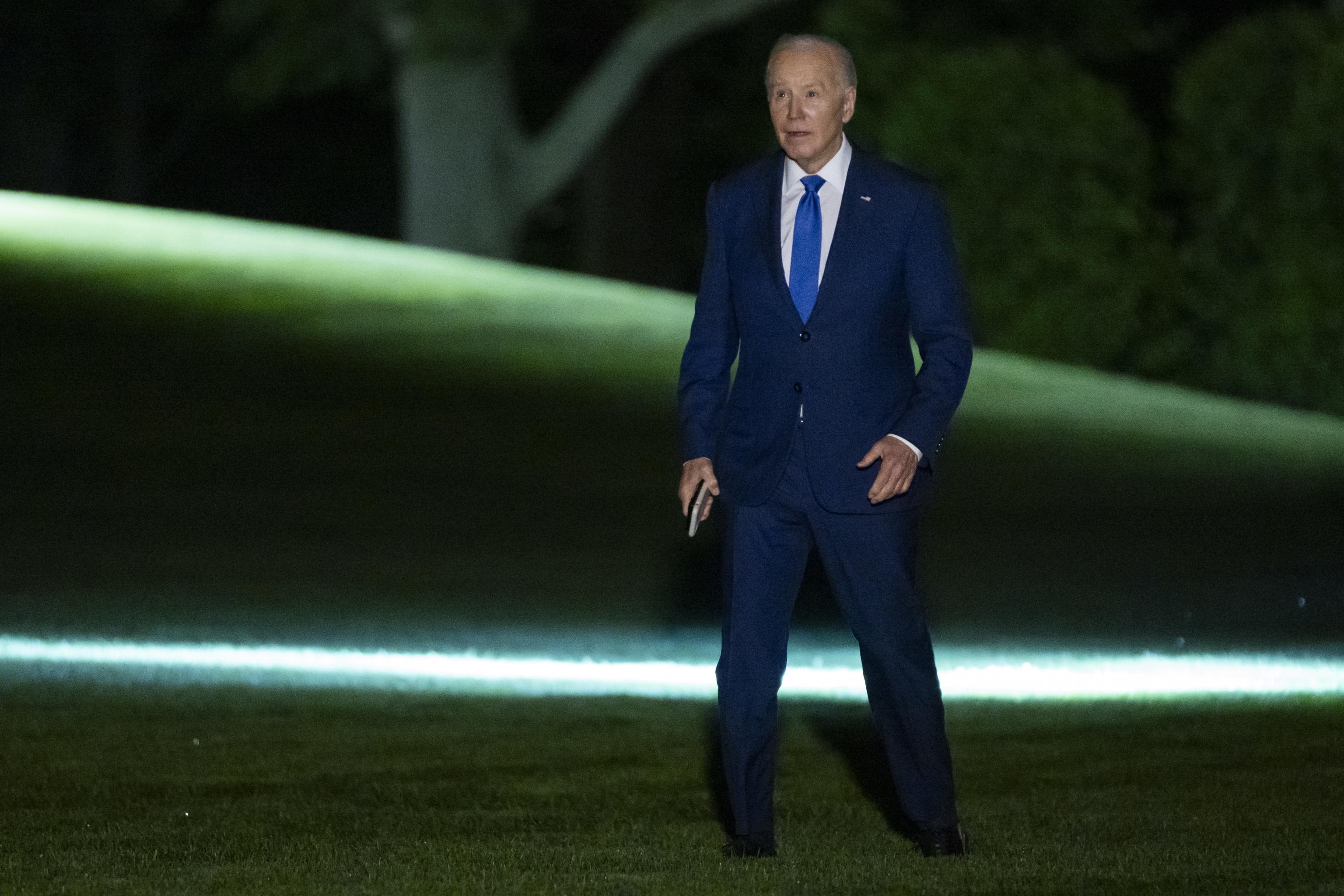 epa11328243 US President Joe Biden walks across the South Lawn towards the White House, in Washington, DC, USA 08 May 2024, from Marine One. The President is returning from Racine County, Wisconsin, and Chicago, Illinois where he held campaign events.  EPA/Samuel Corum / POOL