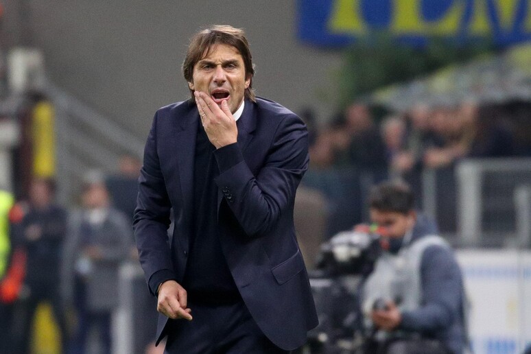 Napoli, il chiodo fisso di De Laurentiis resta Conte (ma tratta anche con gli altri). Kvara, rinnovo e aumento