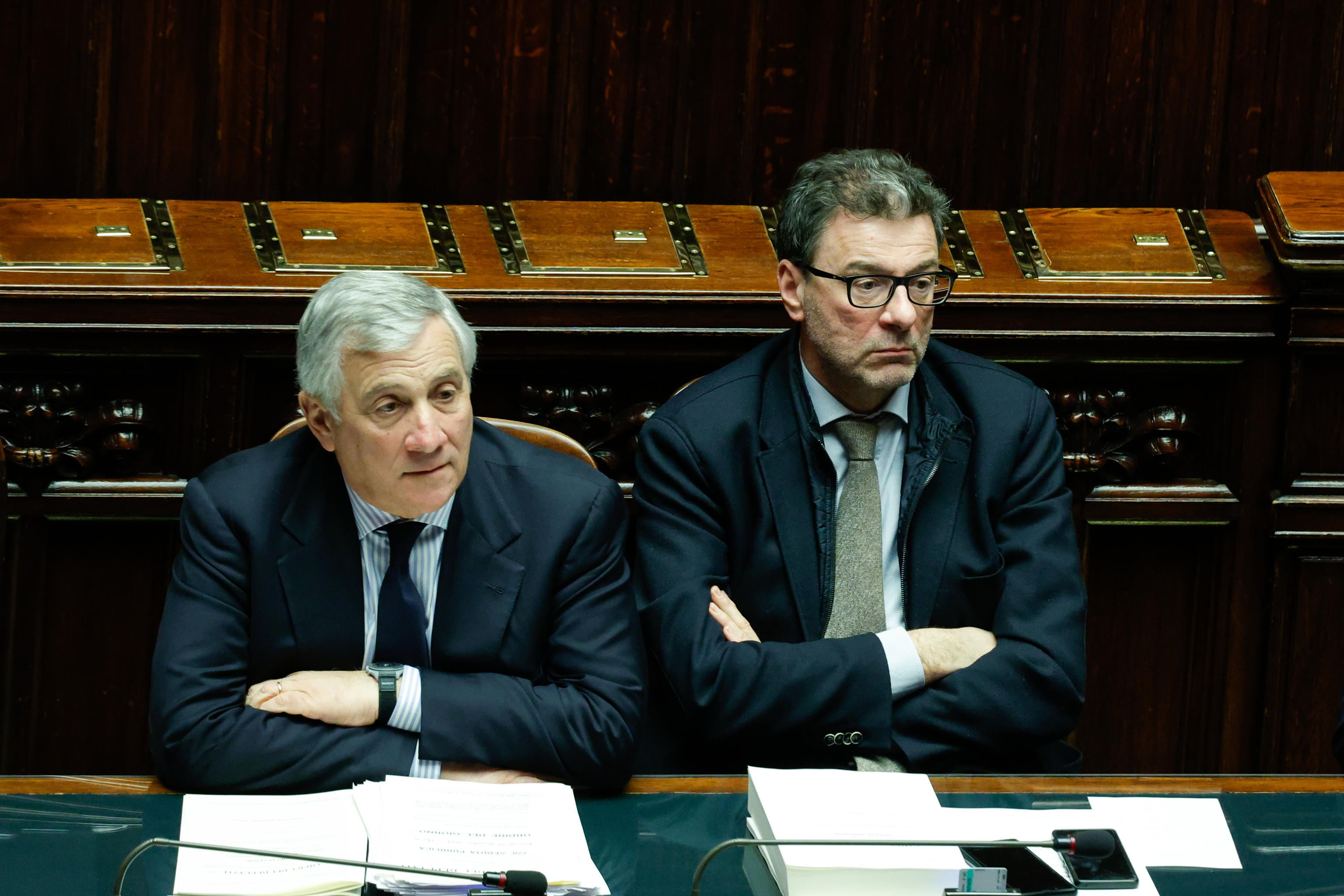 Il ministro degli Affari Esteri Antonio Tajani (s) e il ministro dell'Economia Giancarlo Giorgetti alla Camera durante il voto sulla Legge di Bilancio, Roma, 29 Dicembre 2023. ANSA/GIUSEPPE LAMI
