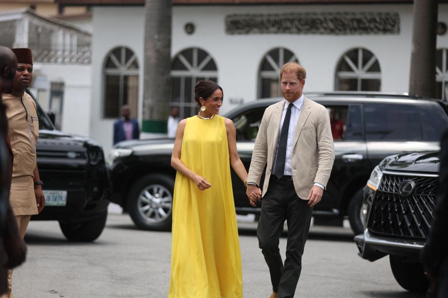 Festa in Nigeria per l'arrivo di Meghan «l'africana». L'omaggio a Harry: «Lei ha sposato una nostra sorella, grazie per avercela portata»