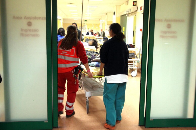 Modena, dodicenne accusa di violenza sessuale i due amici di 15 e 16 anni: «L'amica avrebbe dei video per la denuncia»