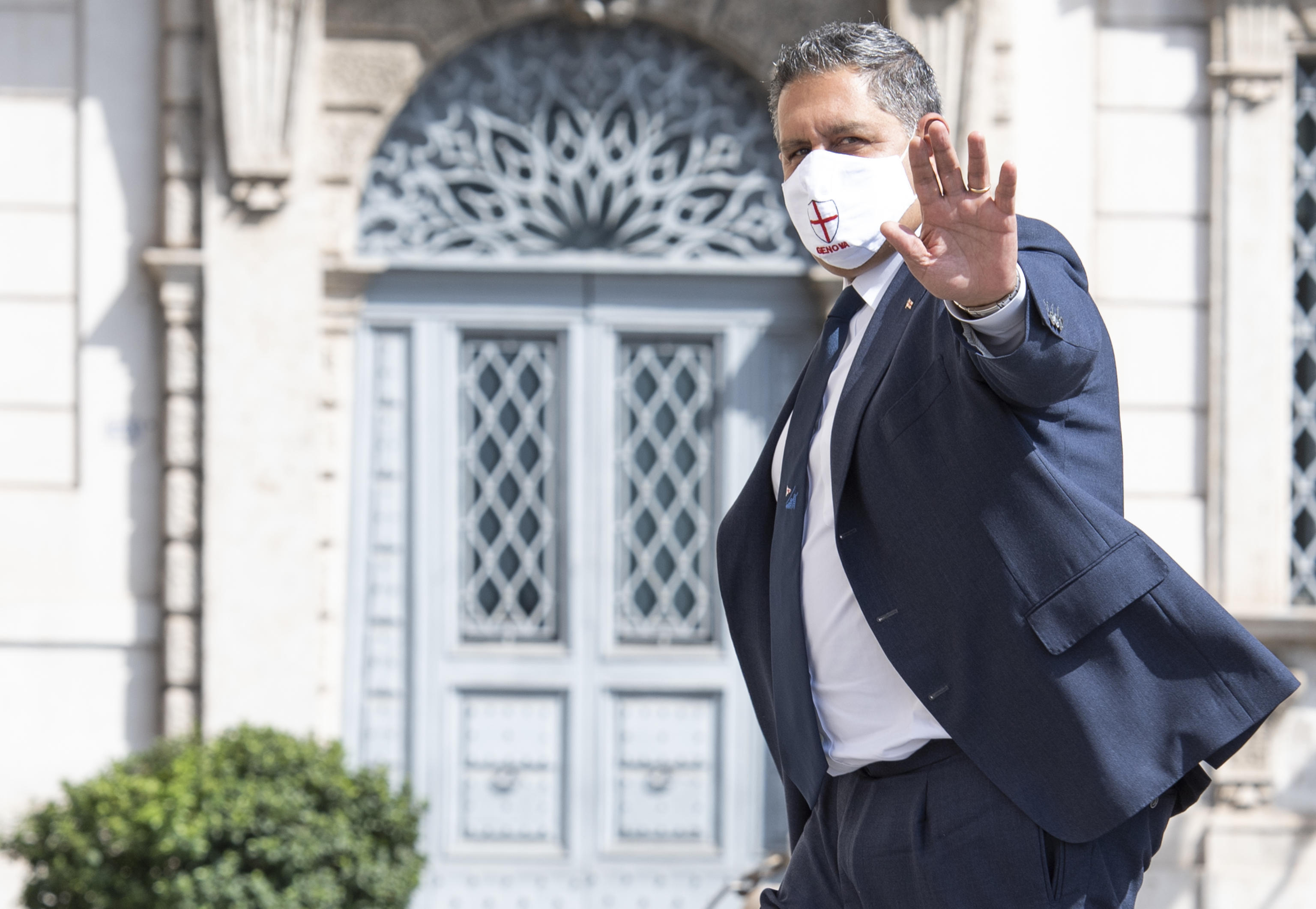 Genova, l'inchiesta per frode sul Covid e le intercettazioni: «Le mascherine da bambino vanno da paura. Agganciamo Cianci, il consigliere di Toti»