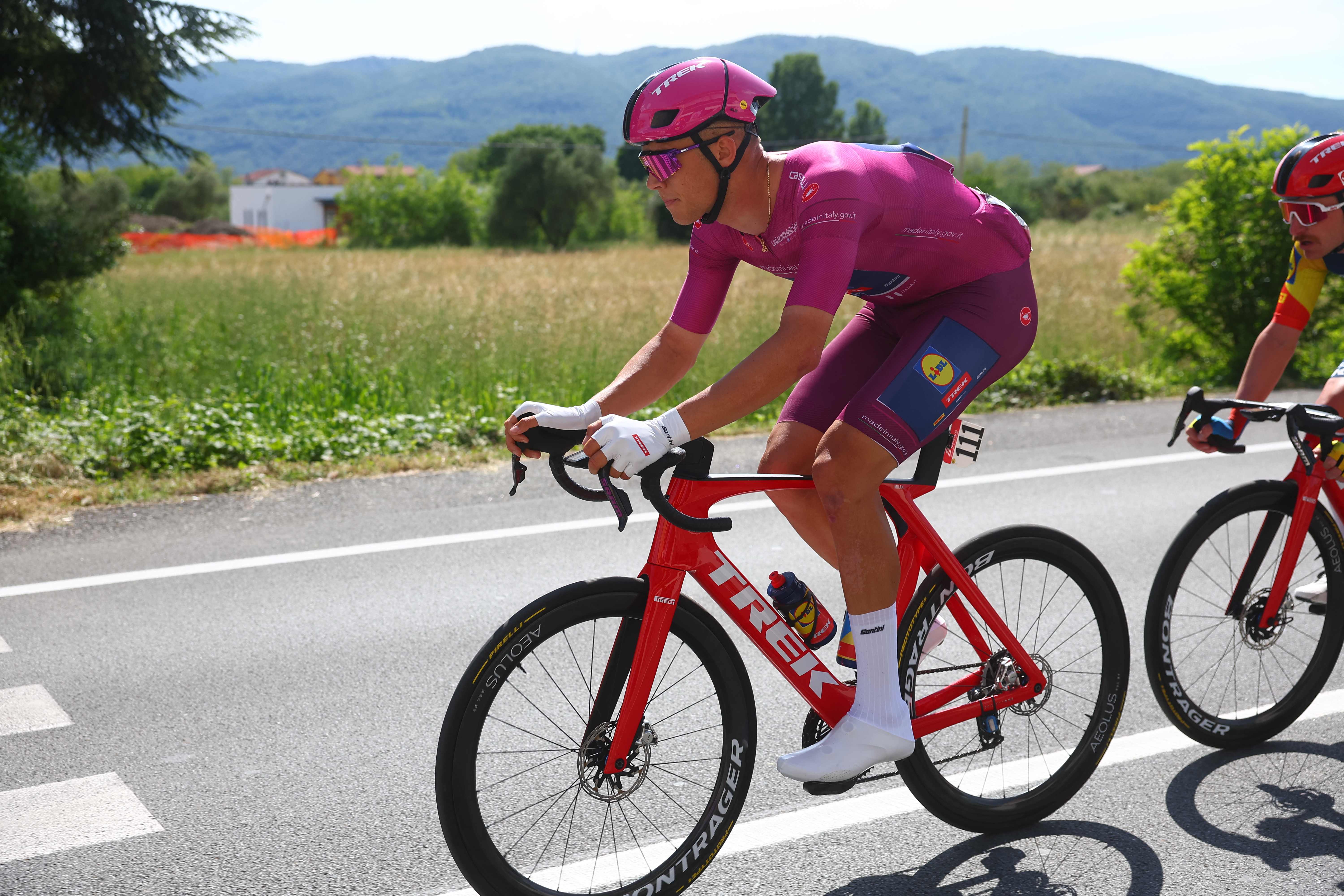 The best sprinter's cyclamen jersey Team Lidl-Trek's Italian rider Jonathan Milan rides during the 5th stage of the 107th Giro d'Italia cycling race, 178 km between Genova and Lucca, on May 8, 2024. (Photo by Luca Bettini / AFP)
