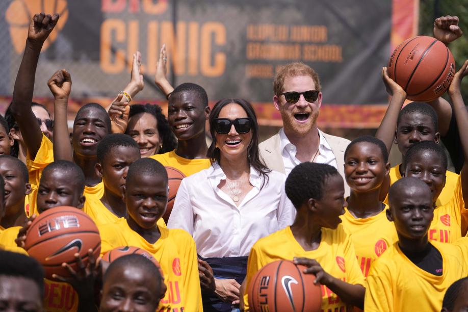 Harry e Meghan, reali in affitto: il royal tour in Nigeria in realtà non è royal come sembra