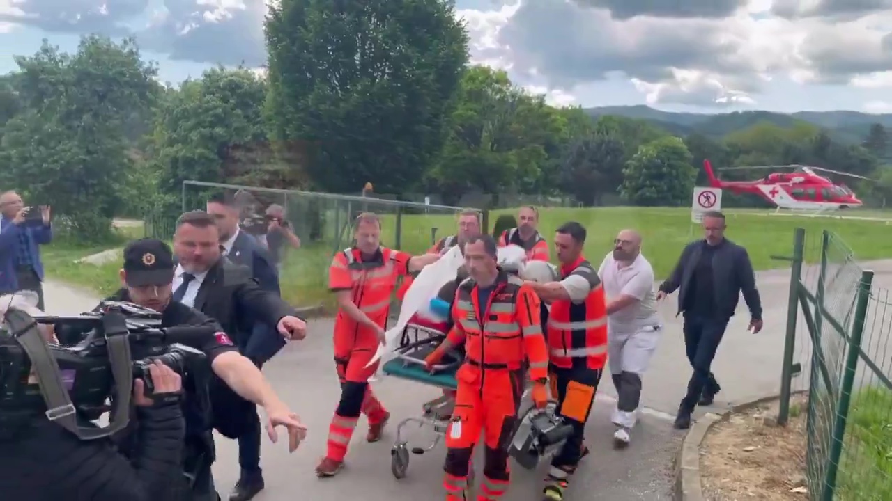 L'arrivo in ospedale del premier slovacco Fico: i soccorritori fanno schermo alla barella con dei teli
