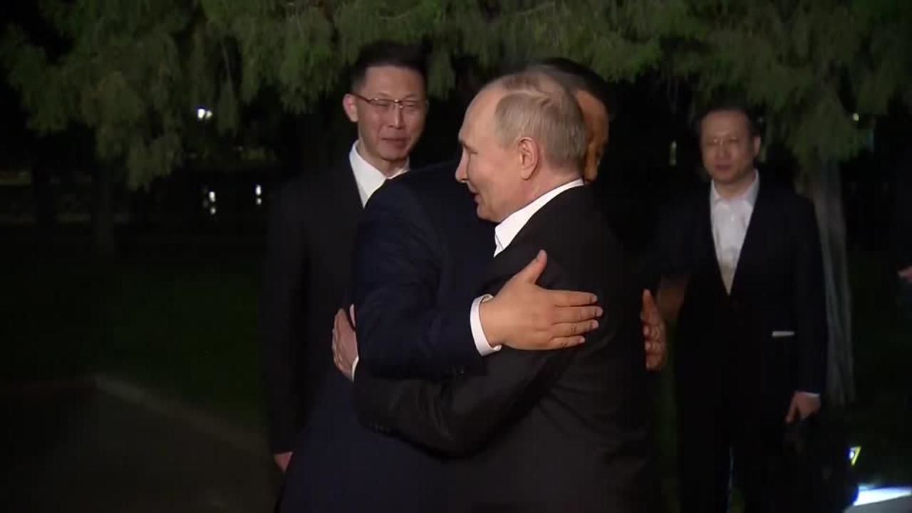 L'abbraccio tra Putin e Xi