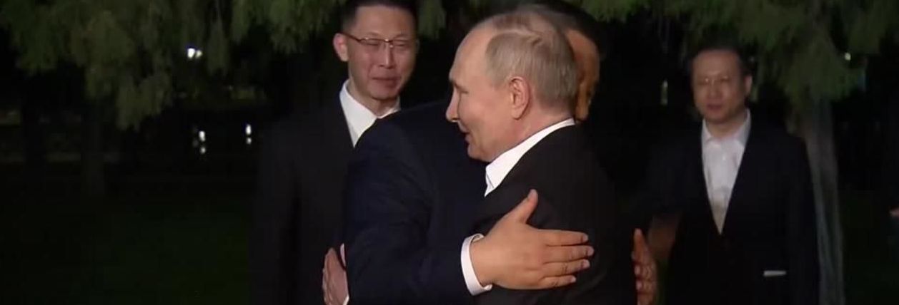 Putin, Xi e l'ipotesi di una tregua olimpica. E il doppio abbraccio tra i leader fa discutere
