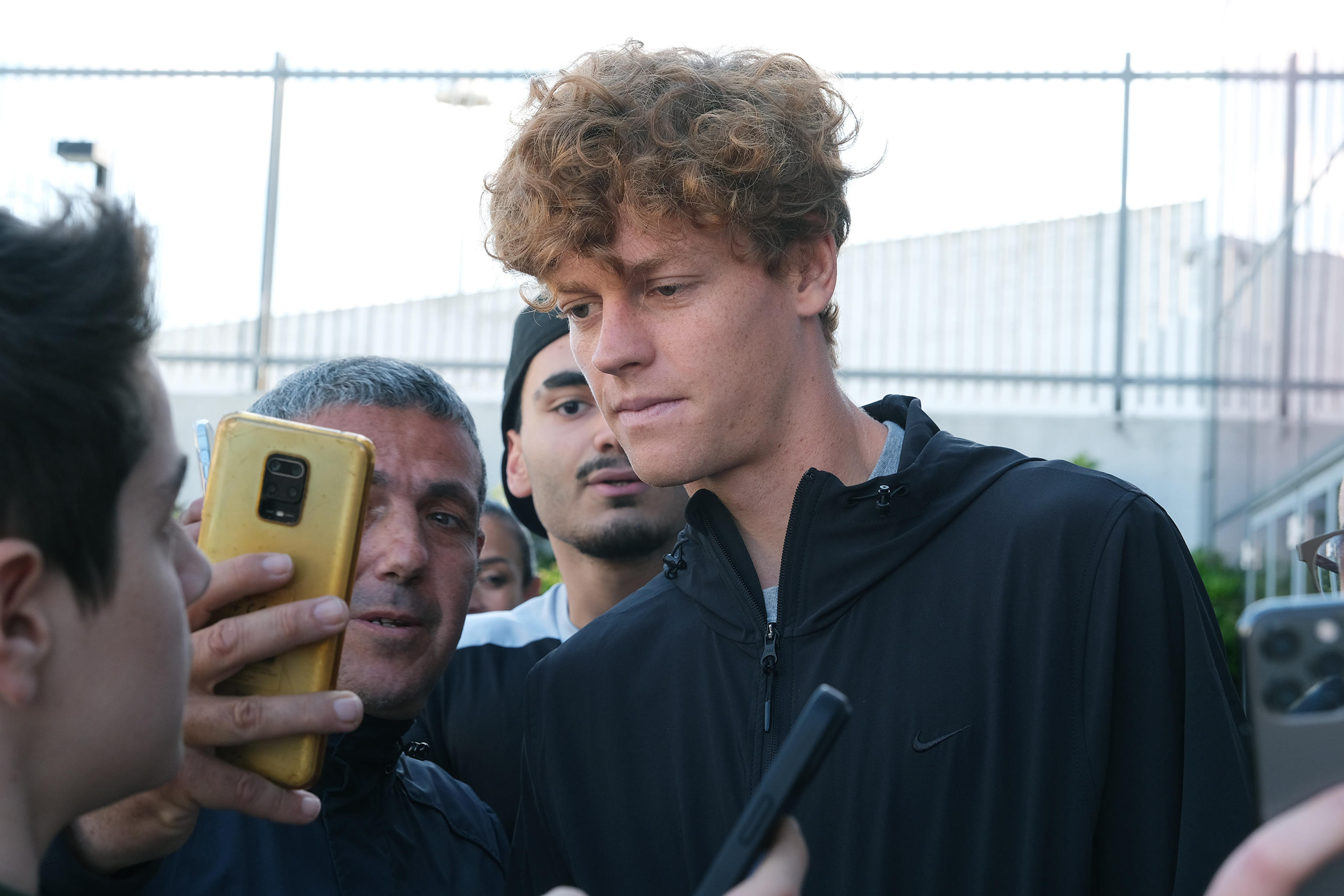 Il numero uno del tennis italiano Jannik Sinner lascia il J Medical, Torino, 10 maggio 2024. Il tennista azzurro ha cominciato la riabilitazione per risolvere il problema all'anca. Il suo obiettivo è recuperare in tempo per giocare il Roland Garros, il torneo parigino che inizierà tra dieci giorni. ANSA / ALESSANDRO DI MARCO /// Italian tennis player Jannik Sinner leaves J Medical, Turin, 10 May 2024. Sinner began rehabilitation to solve the hip problem. His goal is to recover in time to play the Roland Garros, the Parisian tournament that will start in ten days. ANSA / ALESSANDRO DI MARCO