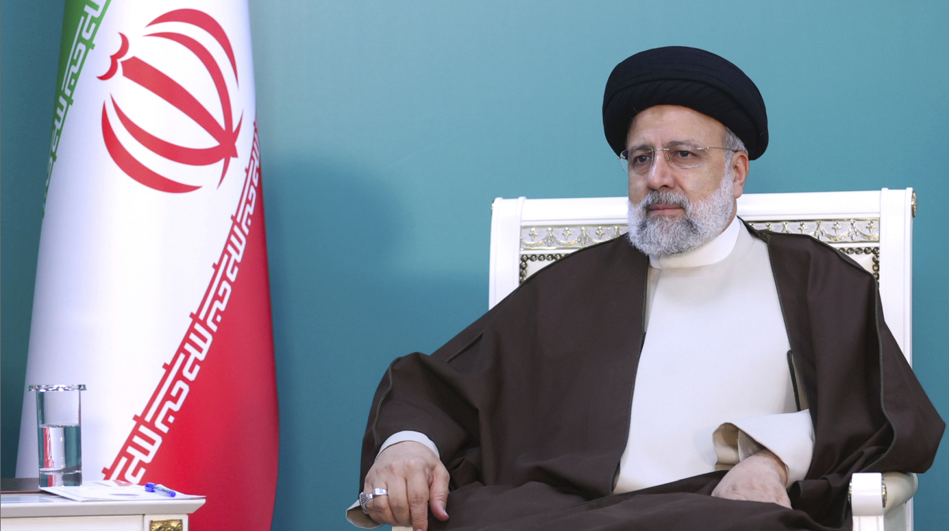 Iran, cade l’elicottero del presidente Raisi. Khamenei: pregate per lui. Cosa è successo