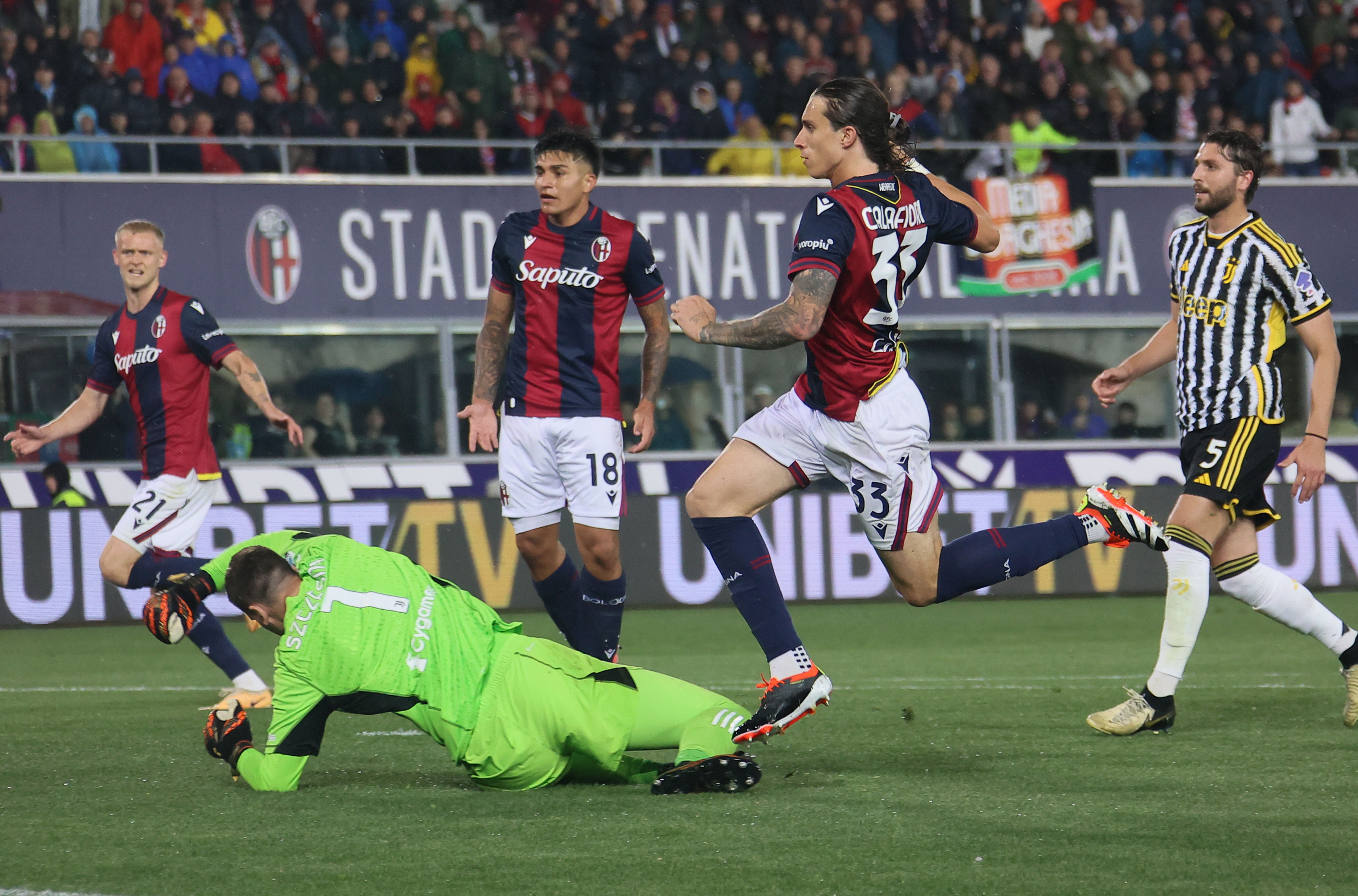 Bologna's Riccardo Calafiori scores the goal 3-0  for his team during the Serie A soccer match between Bologna f.c. and Juventus f.c. at the Dall?Ara Stadium, Bologna, northern Italy - Monday, May 20, 2024. Sport - Soccer - (Photo Michele Nucci - LaPresse)