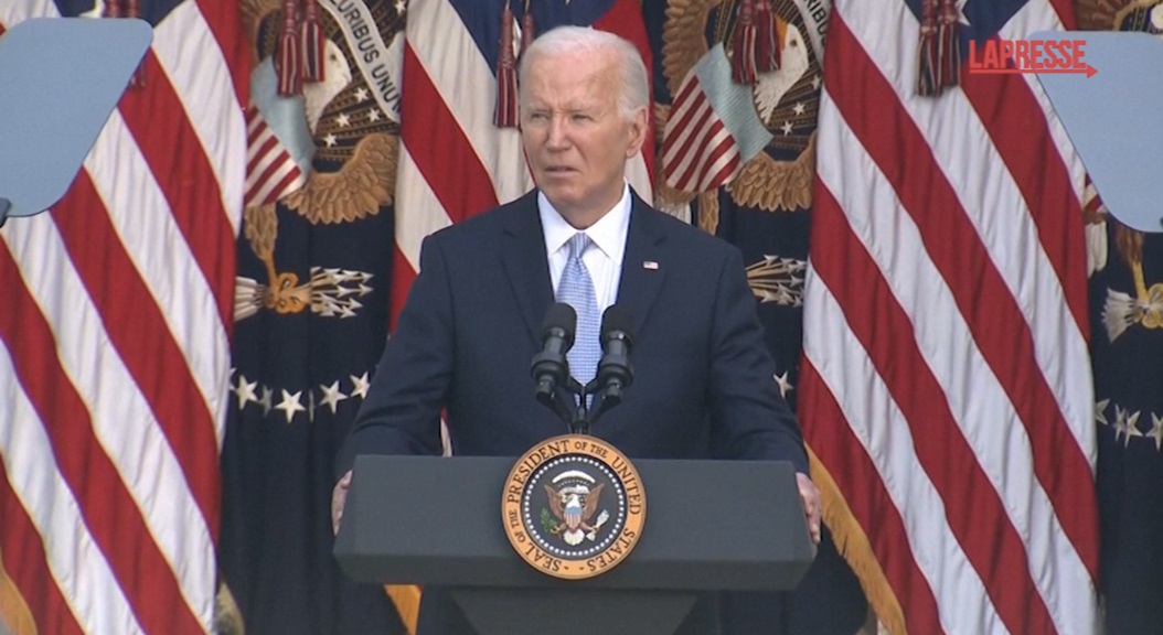 (LaPresse) Nel corso di un evento alla Casa Bianca per celebrare il mese del patrimonio ebraico americano, il presidente Joe Biden ha condannato la richiesta del procuratore capo della Corte penale internazionale di richiedere mandati di arresto per i leader israeliani in relazione alla guerra di sette mesi a Gaza. La Cpi ha infatti richiesto che venga emesso un mandato di arresto per il primo ministro israeliano Benjamin Netanyahu, il suo ministro della Difesa Yoav Gallant e tre leader di Hamas: Yahya Sinwar, Mohammad Deif e Ismail Haniyeh. I cinque sono accusati di crimini di guerra.

Biden ha respinto la richiesta dei mandati e ha criticato l'idea di un'equivalenza tra Israele e Hamas: "Lasciatemi essere chiaro: contrariamente alle accuse rivolte a Israele dalla Corte internazionale di giustizia, quello che sta accadendo non è un genocidio. Noi lo rifiutiamo".