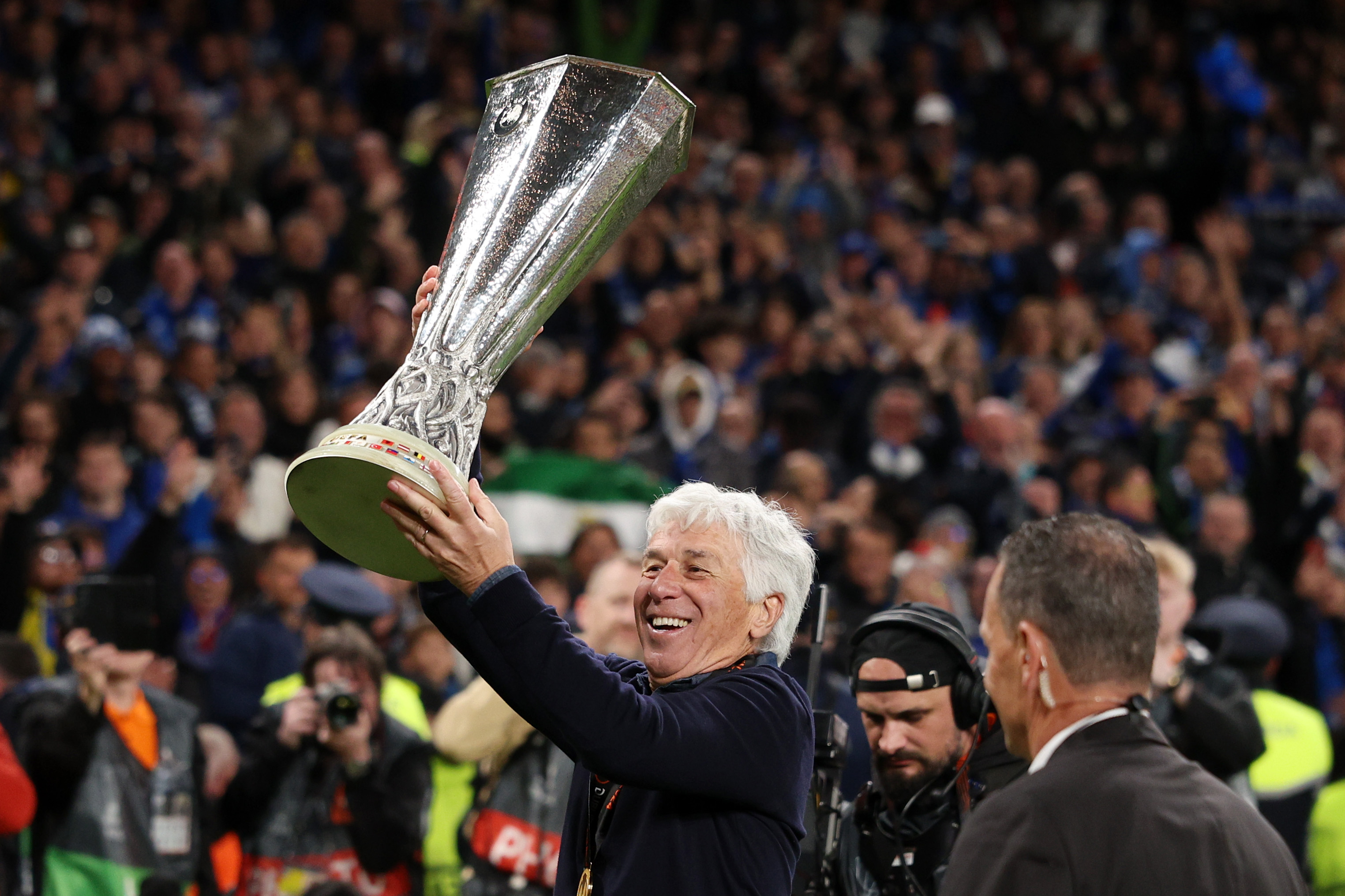 DUBLIN, IRELAND - MAY 22: Gian Piero Gasperini, Head Coach of Atalanta BC, celebrates with the UEFA Europa League Trophy after his team's victory in the UEFA Europa League 2023/24 final match between Atalanta BC and Bayer 04 Leverkusen at Dublin Arena on May 22, 2024 in Dublin, Ireland. (Photo by Richard Heathcote/Getty Images)