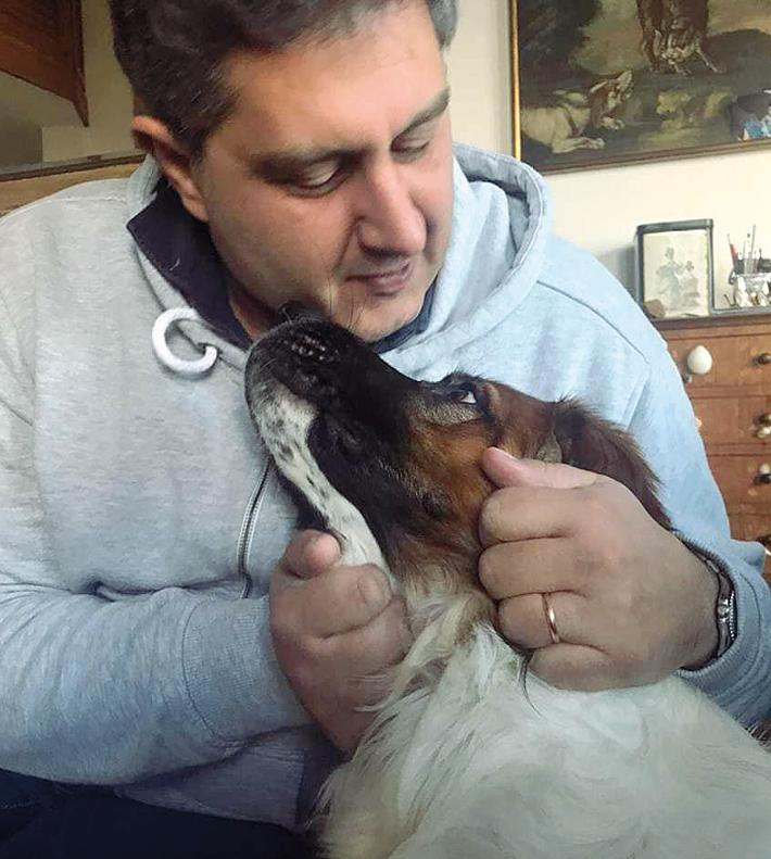 «La Regione in bilico» L’attesa del presidente nella casa di Ameglia  con la moglie e il cane