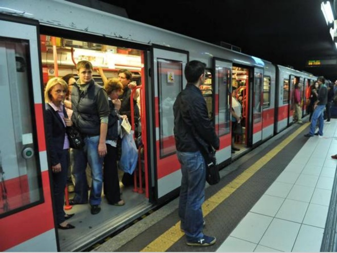 «Io, borseggiato in metrò a Milano: così mi hanno distratto, mentre gli altri guardavano il telefono»