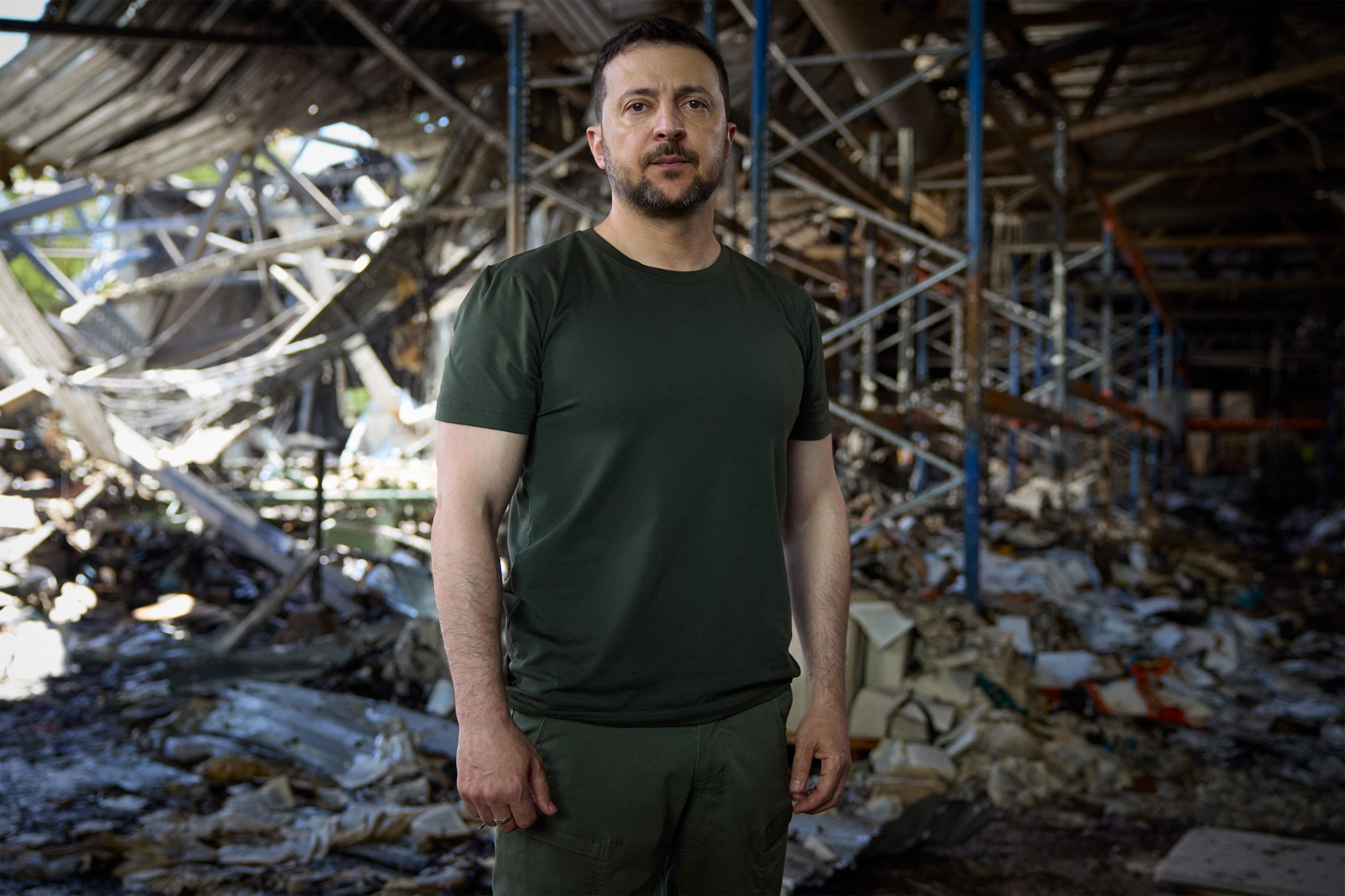 TOPSHOT - This handout photograph released by the Ukrainian Presidential press service in Kharkiv on May 26, 2024, shows Ukraine's President Volodymyr Zelensky visiting a printing house that was destroyed by shelling in Kharkiv. (Photo by Handout / UKRAINIAN PRESIDENTIAL PRESS SERVICE / AFP) / RESTRICTED TO EDITORIAL USE - MANDATORY CREDIT "AFP PHOTO / HO / UKRAINIAN PRESIDENTIAL PRESS SERVICE" - NO MARKETING NO ADVERTISING CAMPAIGNS - DISTRIBUTED AS A SERVICE TO CLIENTS