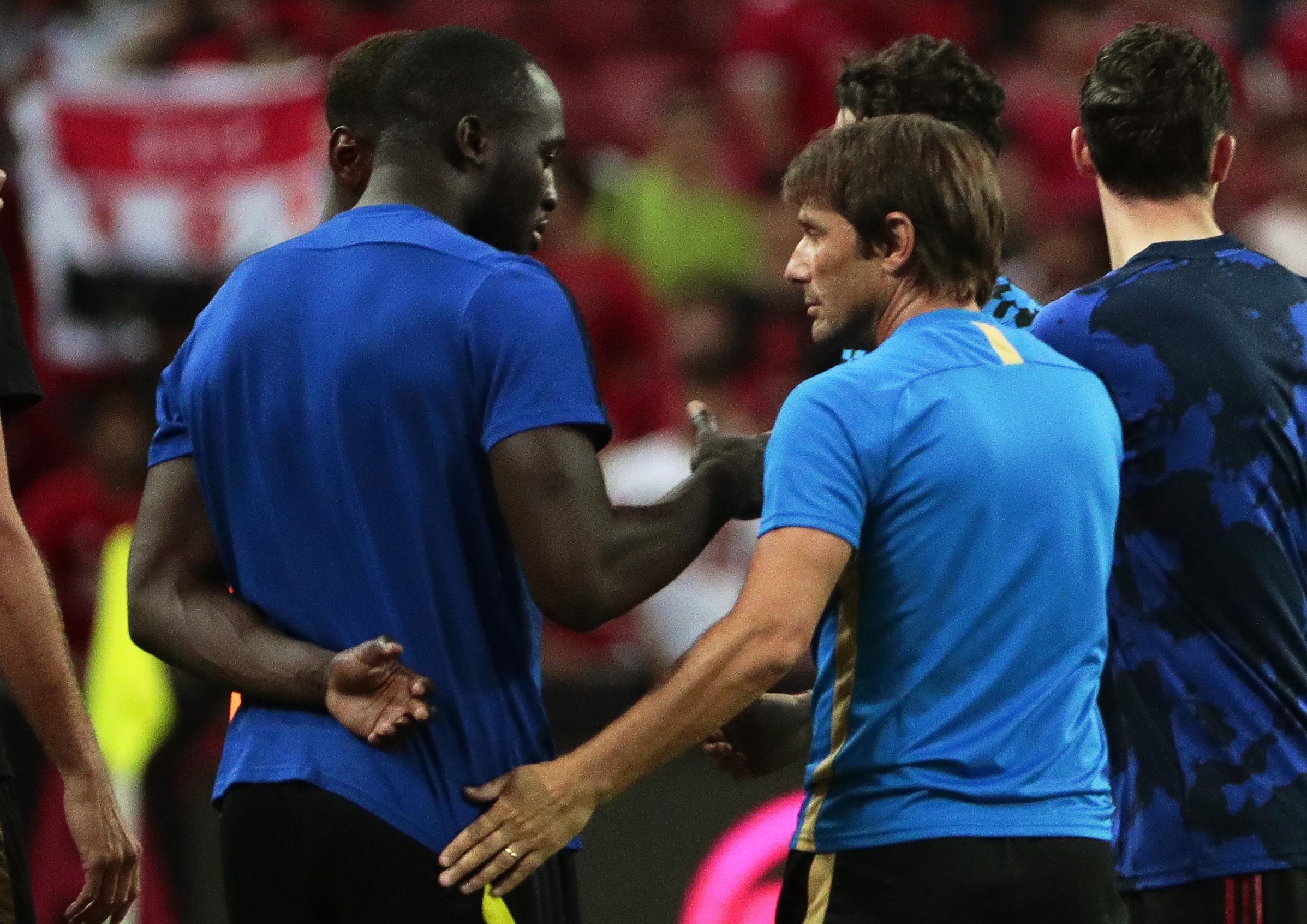 epa07729463 Manchester United's Romelu Lukaku (L) and Inter's head coach Antonio Conte (R) react after the International Champions Cup soccer match between Manchester United and Inter Milan at the National Stadium in Singapore, 20 July 2019.  EPA/WALLACE WOON