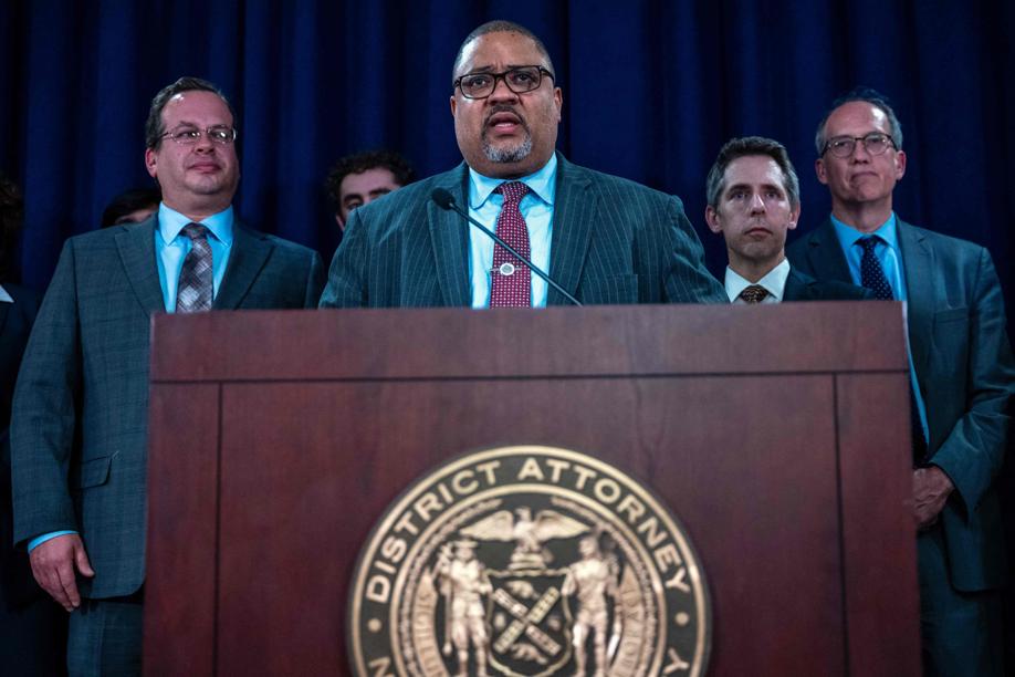 La vittoria di Alvin Bragg, il primo procuratore distrettuale nero di Manhattan: da Harlem alla condanna di Trump