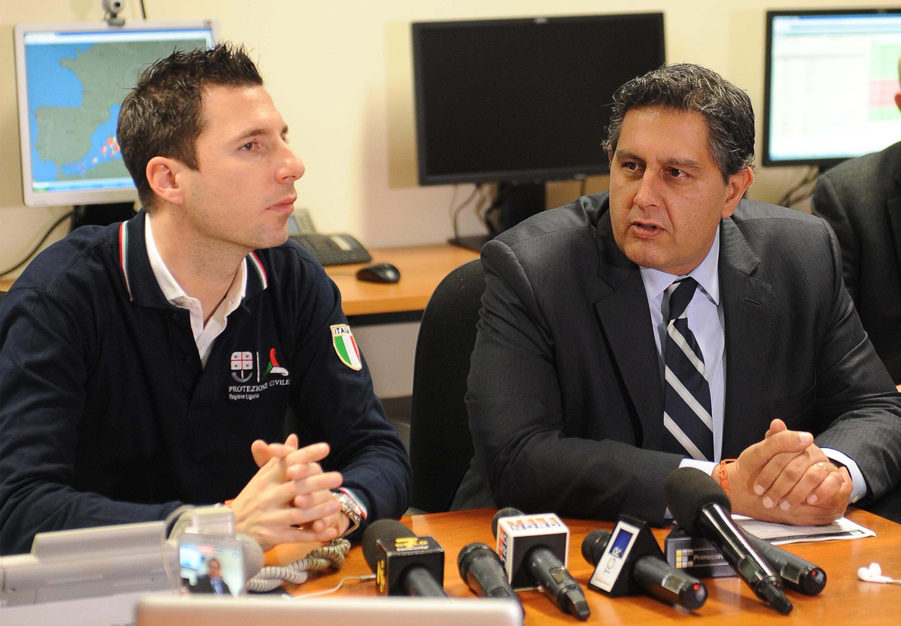 Il presidente della Regione Liguria Giovanni Toti (d) con l'assessore regionale alla Protezione Civile Giacomo Giampedrone (s) durante la conferenza stampa nella sede della Protezione Civile regionale per fare il punto sul maltempo in Liguria. Genova, 24 novembre 2016. ANSA/ LUCA ZENNARO