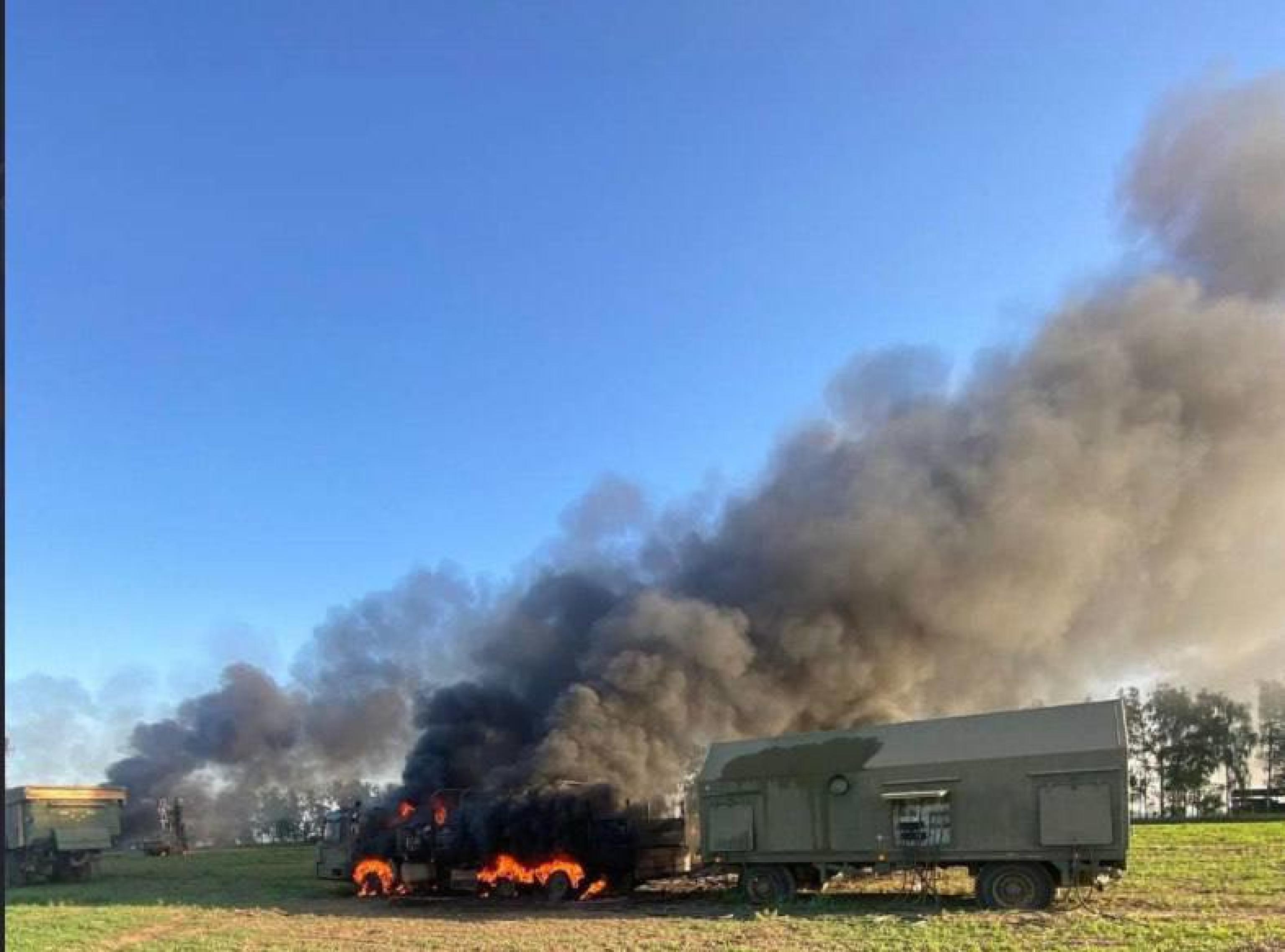 Le forze ucraine avrebbero utilizzato missili americani Himars per colpire un sistema di difesa aerea con missili S-300 e S-400 nella regione russa di Belgorod. Lo riferisce il canale Telegram russo di esperti militari Dva Majora, aggiungendo che non si registrano vittime tra i soldati di Mosca. Il canale posta anche alcune fotografie in cui si vedono dei mezzi militari in fiamme e una colonna di fumo alzarsi nel cielo. Se confermato, si tratterebbe del primo attacco del genere dopo l'autorizzazione di Washington a Kiev di usare armi fornite dagli Usa per attaccare il territorio russo. TELEGRAM DVA MAJORA +++ ATTENZIONE LA FOTO NON PUO' ESSERE PUBBLICATA O RIPRODOTTA SENZA L'AUTORIZZAZIONE DELLA FONTE DI ORIGINE CUI SI RINVIA+++ NPK +++