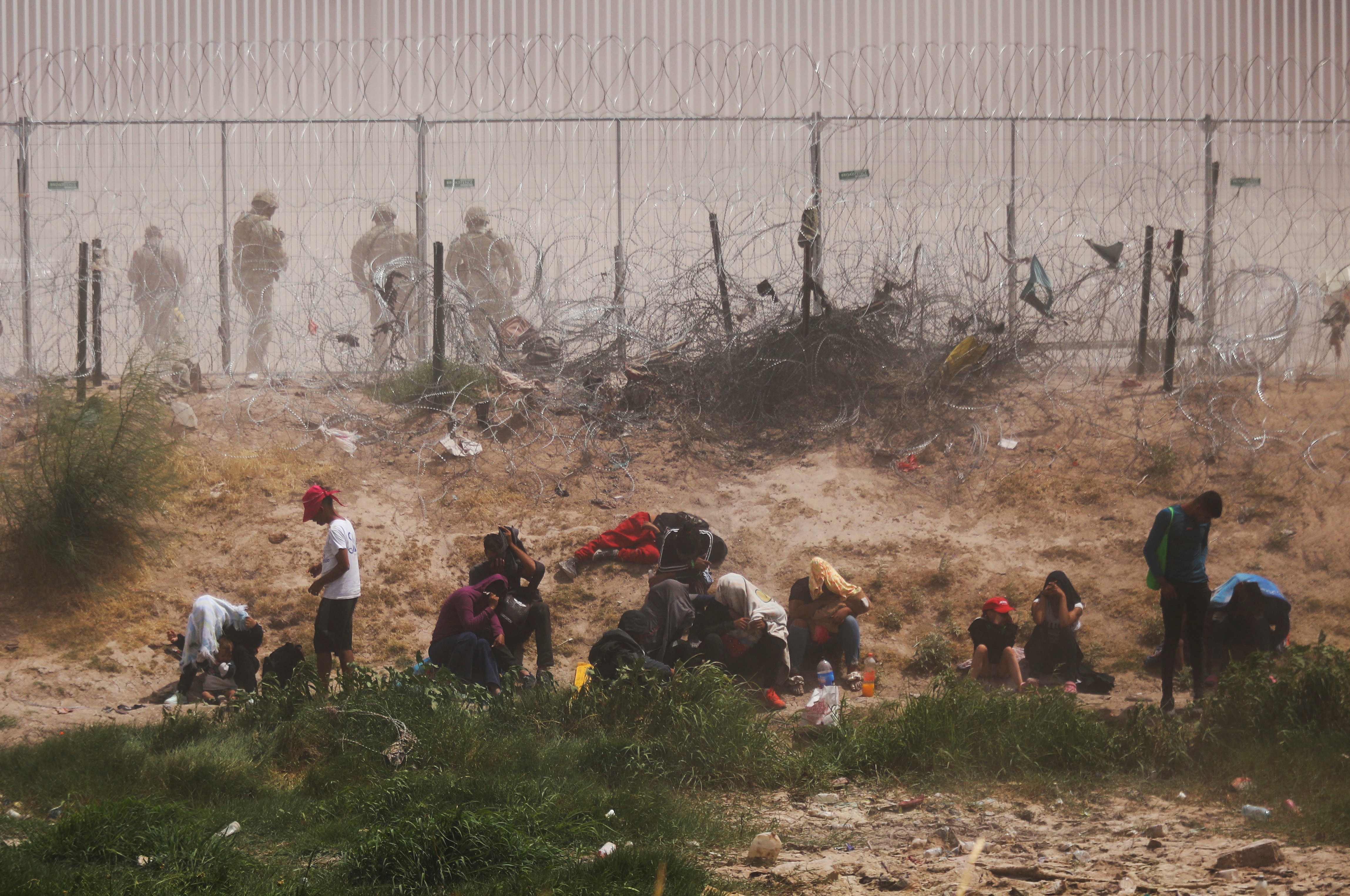 Stretta di Biden sull'immigrazione: gli Usa chiudono (temporaneamente) il confine con il Messico ai richiedenti asilo