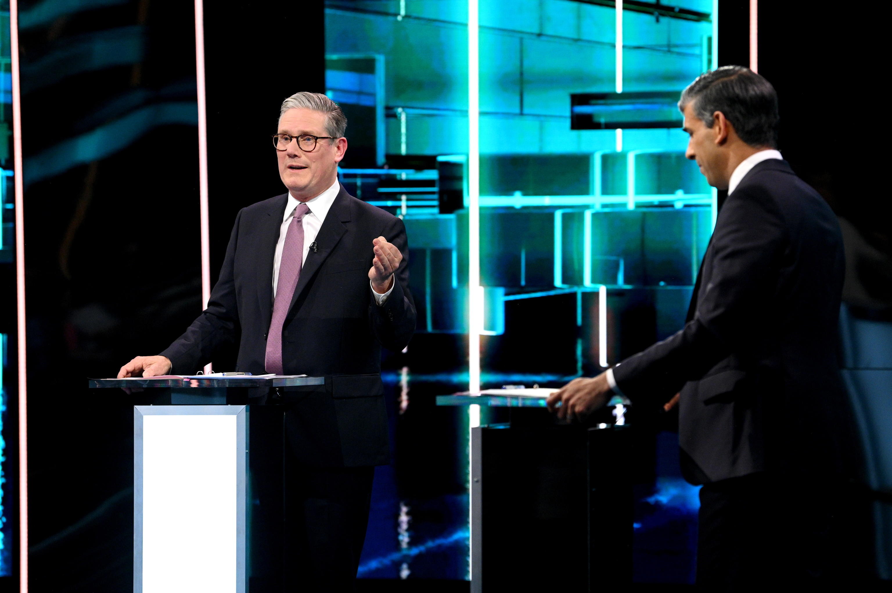 epa11390168 A handout photo made available by ITV of Prime Minister and Conservative Party Leader Rishi Sunak (R) and Leader of the Opposition and Labour Leader Keir Starmer (L) during the ITV Debate at MediaCity in Salford, Britain, 04 June 2024. This is the first televised debate of the General Election 2024. Britain will hold a snap general election on 04 July 2024.  EPA/Jonathan Hordle / ITV HANDOUT MANDATORY CREDIT / ONLY AVAILABLE FOR USE UNTIL 04/07/2024 HANDOUT EDITORIAL USE ONLY/NO SALES HANDOUT EDITORIAL USE ONLY/NO SALES