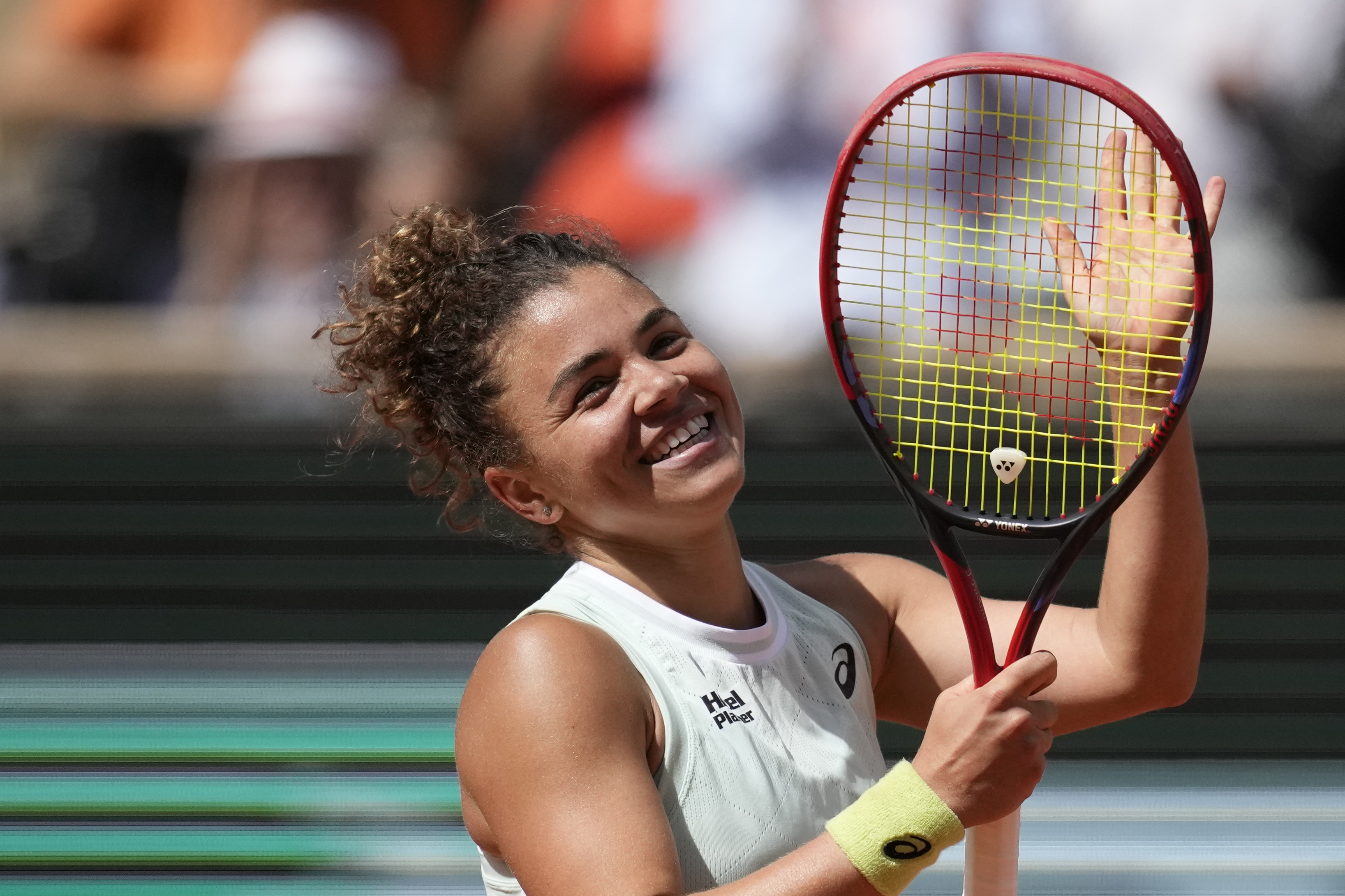 Italy's Jasmine Paolini celebrates as she won the quarterfinal match of the French Open tennis tournament against Kazakhstan's Elena Rybakina at the Roland Garros stadium in Paris, Wednesday, June 5, 2024. (AP Photo/Christophe Ena)     Associated Press / LaPresse Only italy and Spain