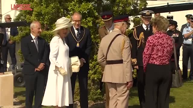 (LaPresse) Il re del Regno Unito Carlo III e la regina Camilla sono arrivati a Ver-Sur-Mer, in Francia, per partecipare alla cerimonia per commemorare gli 80 anni dallo sbarco in Normandia, che il 6 giugno 1944 cambiò il corso della Seconda guerra mondiale fornendo un apporto decisivo alla sconfitta dei nazisti. Alla cerimonia sono presenti i veterani militari e diversi capi di Stato e di governo, come il presidente statunitense Joe Biden e il premier britannico Rishi Sunak.