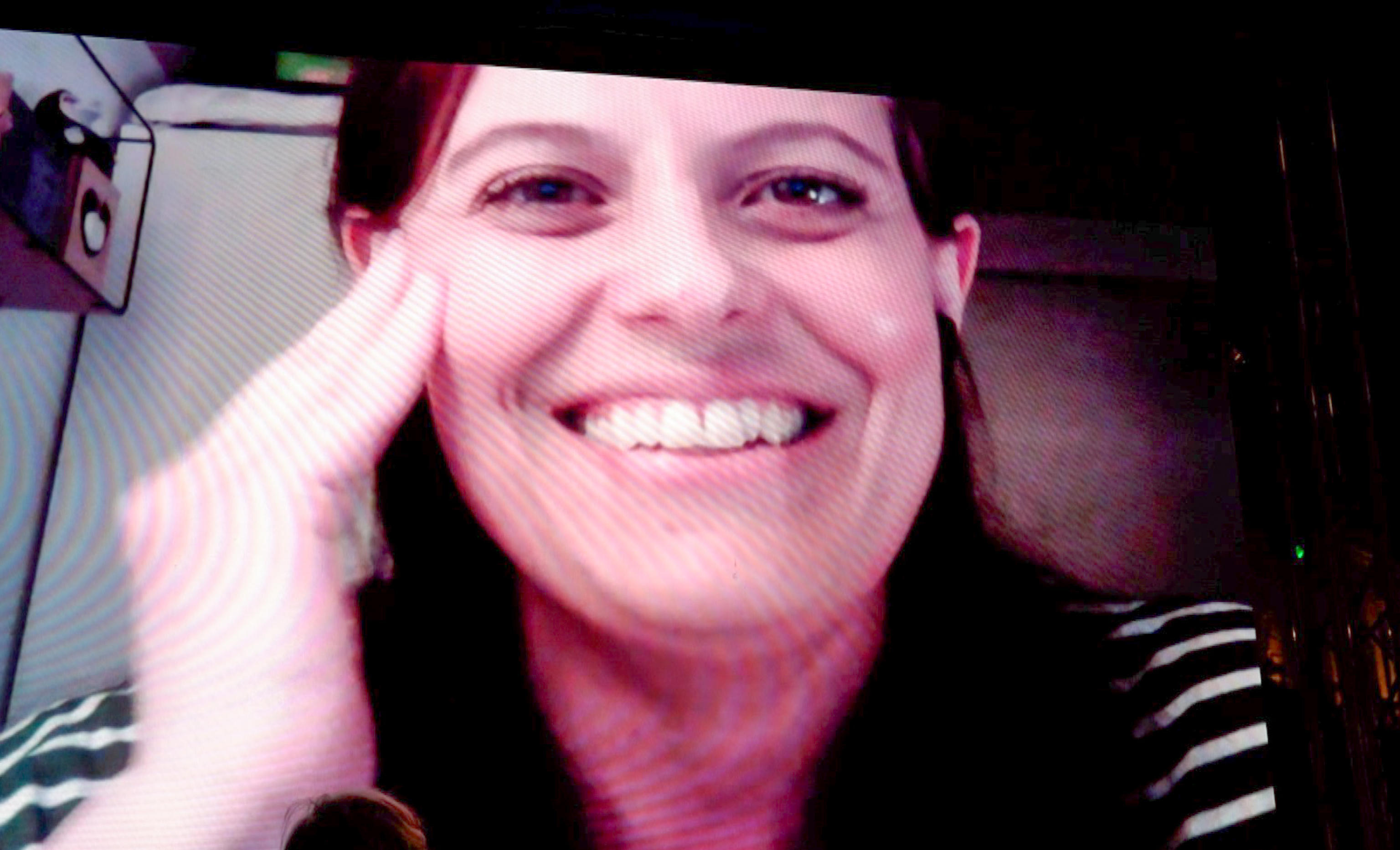 Il videocollegamento di Ilaria Salis alla festa di chiusura di campagna elettorale dell'Alleanza Verdi Sinistra a Torino, in piazza Castello, 6 giugno 2024 ANSA/JESSICA PASQUALON