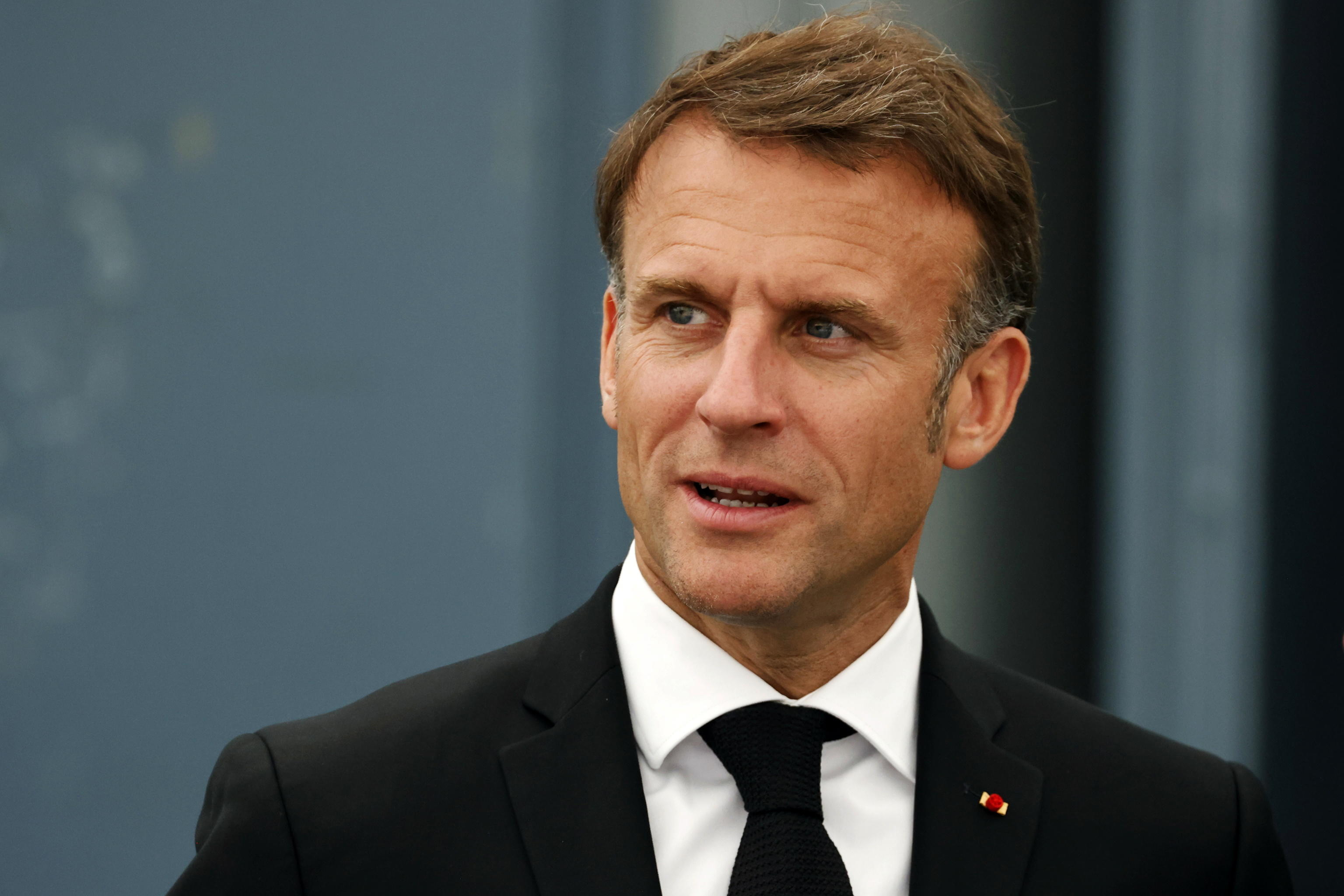 Macron all’attacco «Non mi dimetterò, gioco per vincere»