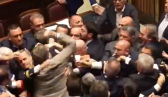 Rissa alla Camera: Iezzi (Lega) aggredisce Donno (M5S) a pugni. Il deputato finisce a terra e si sente male, intervengono i medici
