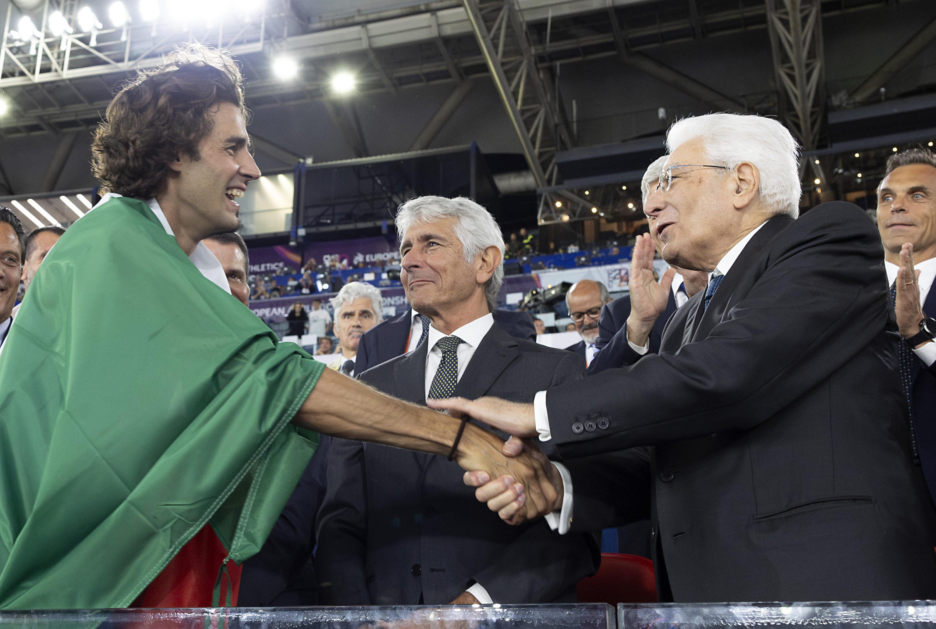 Il Presidente della Repubblica Sergio Mattarella con Gianmarco Tamberi, Roma, 11 giugno 2024. // An handout image provided by Quirinale press office shows Gold Medalist Gianmarco Tamberi of Team Italy (L) greeting Italian president Sergio Mattarella (R) after the Men's High Jump Final during the European Athletics Championship at Olimpico Stadium in Rome, Italy, 11 June 2024. ANSA/ UFFICIO STAMPA PRESIDENZA DELLA REPUBBLICA - PAOLO GIANDOTTI +++ ANSA PROVIDES ACCESS TO THIS HANDOUT PHOTO TO BE USED SOLELY TO ILLUSTRATE NEWS REPORTING OR COMMENTARY ON THE FACTS OR EVENTS DEPICTED IN THIS IMAGE; NO ARCHIVING; NO LICENSING +++ NPK +++