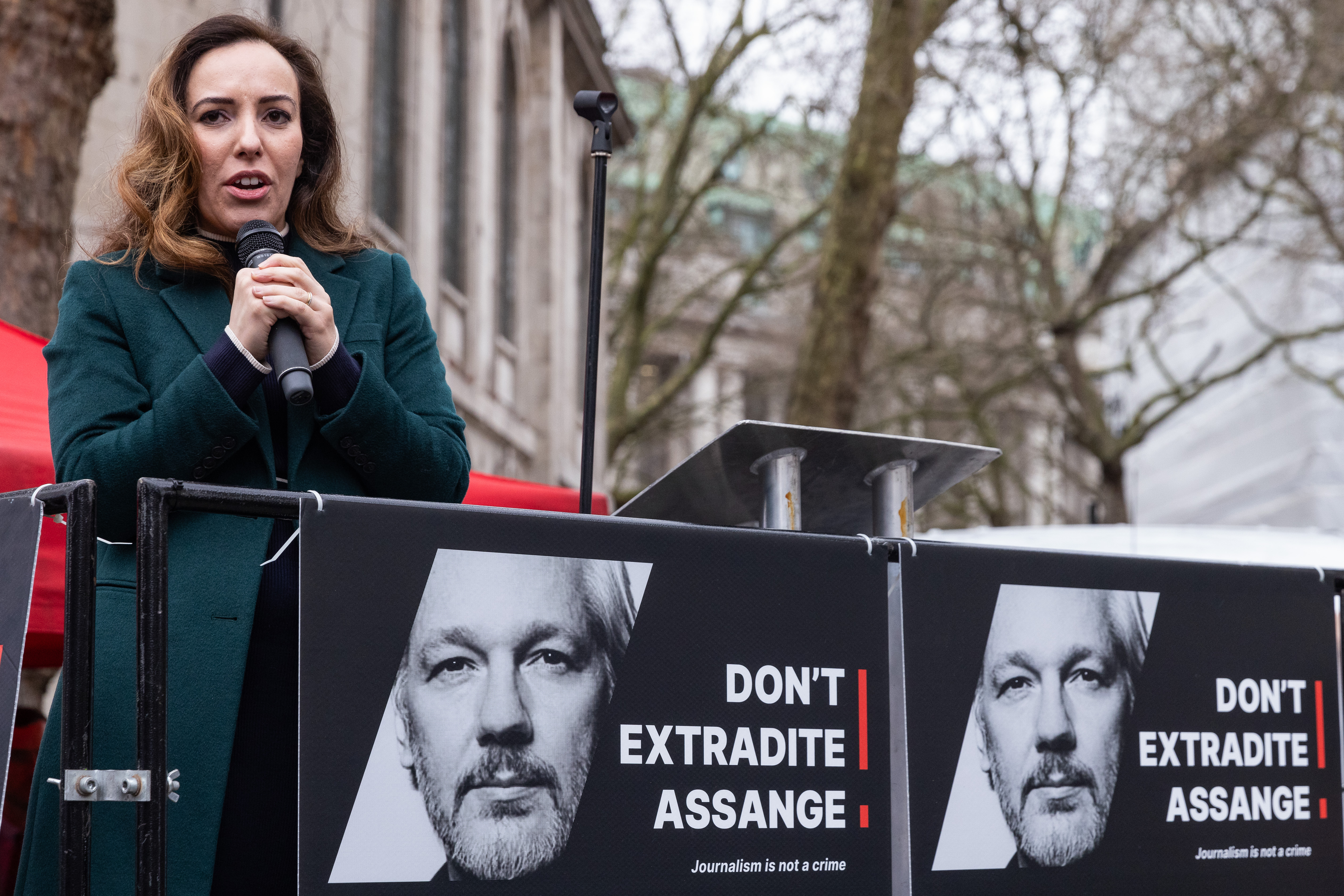 Stella Assange, l'intervista al Corriere: «La sorte di Julian riguarda tutti La Casa Bianca  chiuda il caso»