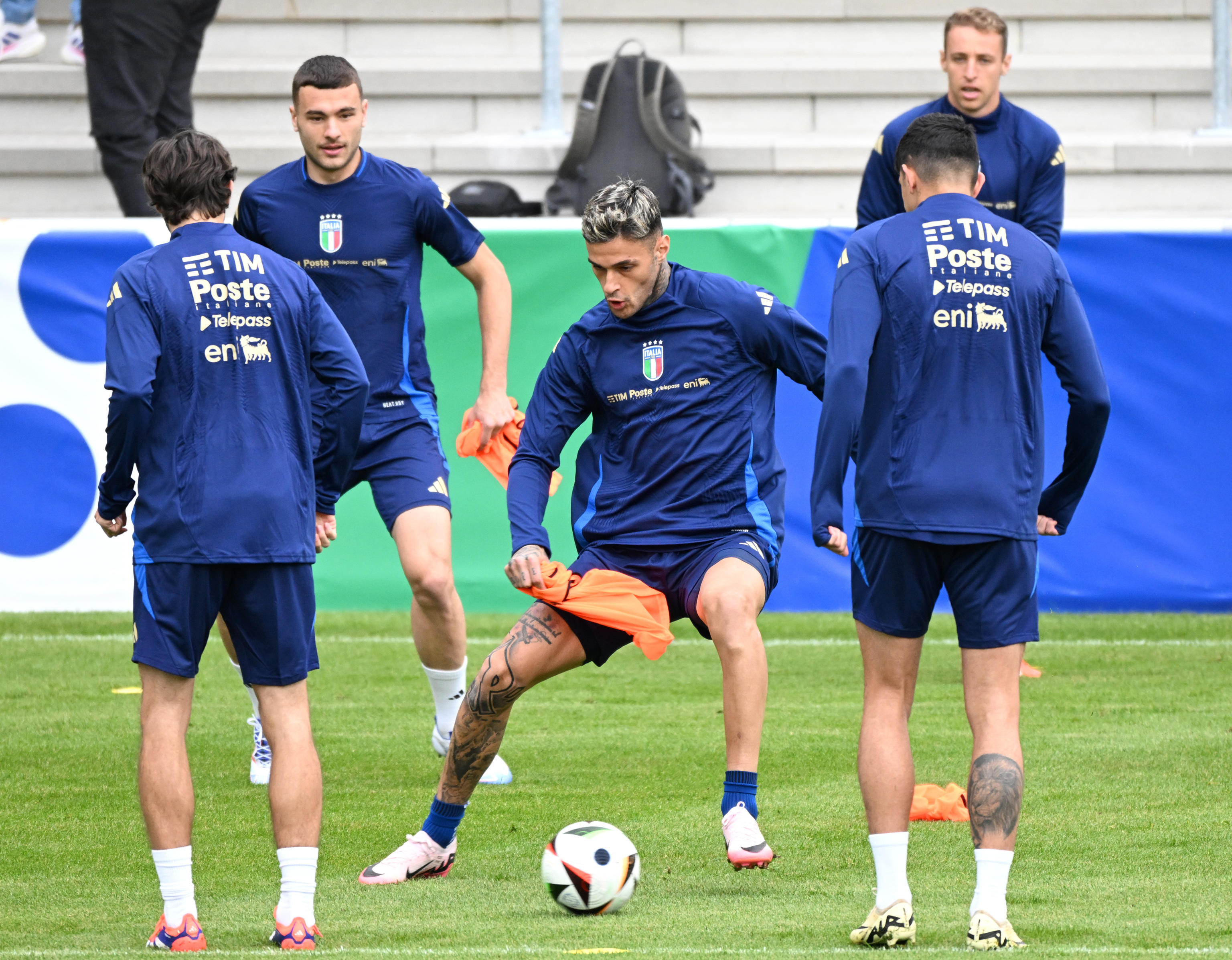 Italys forward Gianluca Scamacca (C) attends with teammates a training session at the Hemberg Stadion Nord Halle in Iserlhon, Germany, 12 June 2024. ANSA/DANIEL DAL ZENNARO