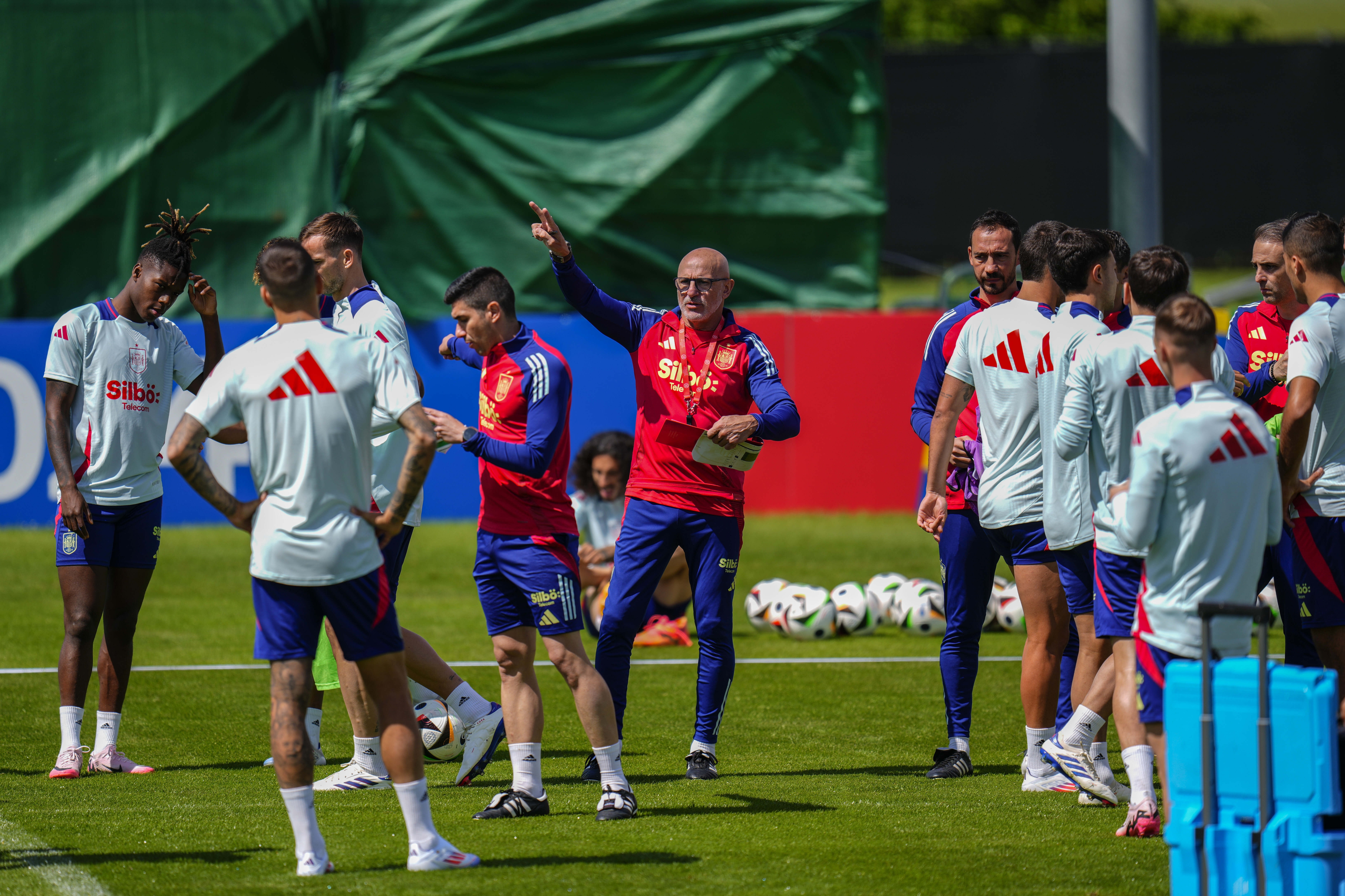 Spain\'s coach Luis de la Fuente, center, gives instructions during a training at his base camp in Donaueschingen, Germany, Wednesday, June 12, 2024, ahead of their Group B soccer match against Croatia at the Euro 2024 soccer tournament. (AP Photo/Manu Fernandez)     Associated Press / LaPresse Only italy and spain