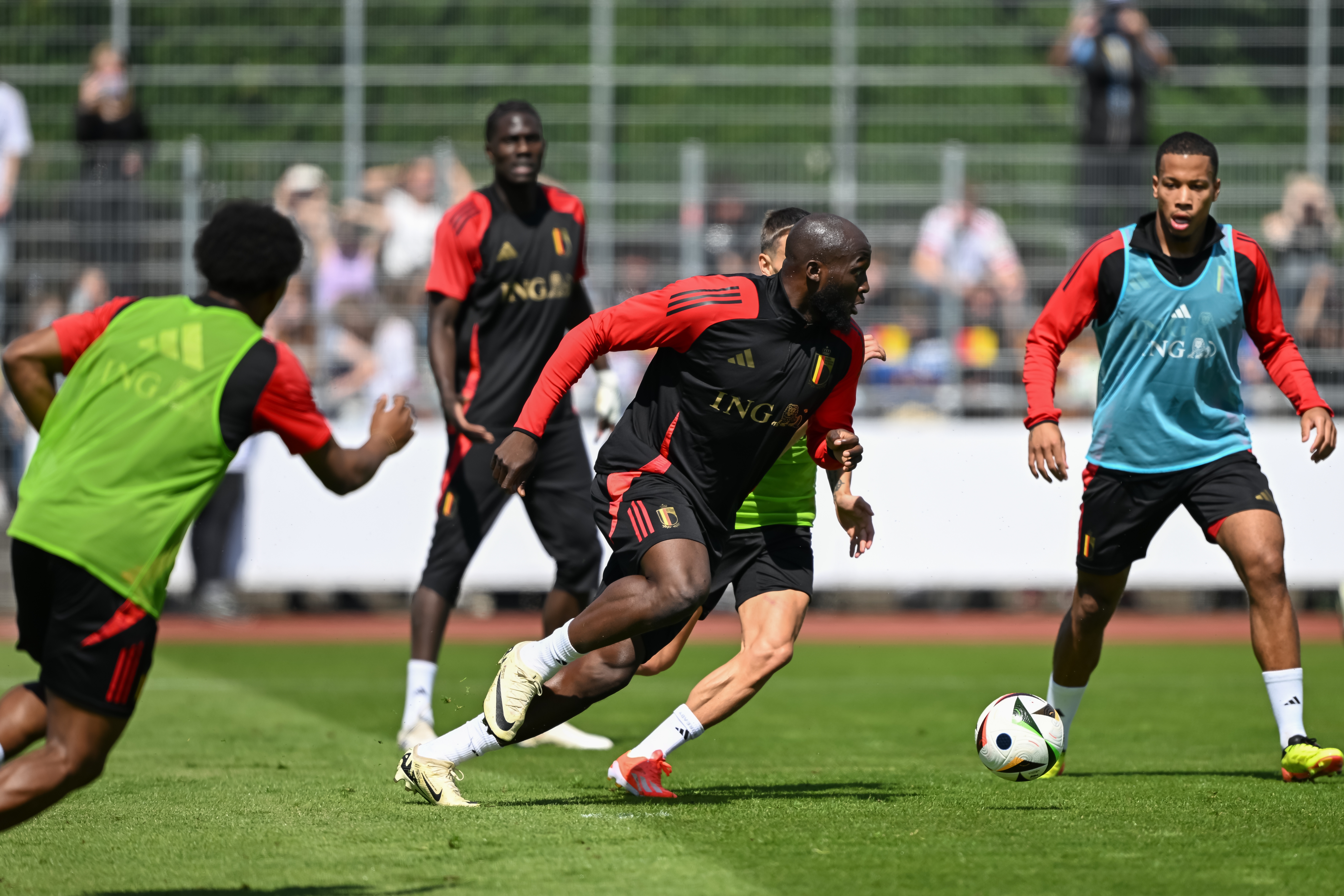 FREIBERG AM NECKAR, GERMANY - JUNE 13: Romelu Lukaku of Belgium challenges Leandro Trossard of Belgium during a public training session at Wasen-SportCentrum on June 13, 2024 in Freiberg am Neckar, Germany.  (Photo by Christian Kaspar-Bartke/Getty Images)