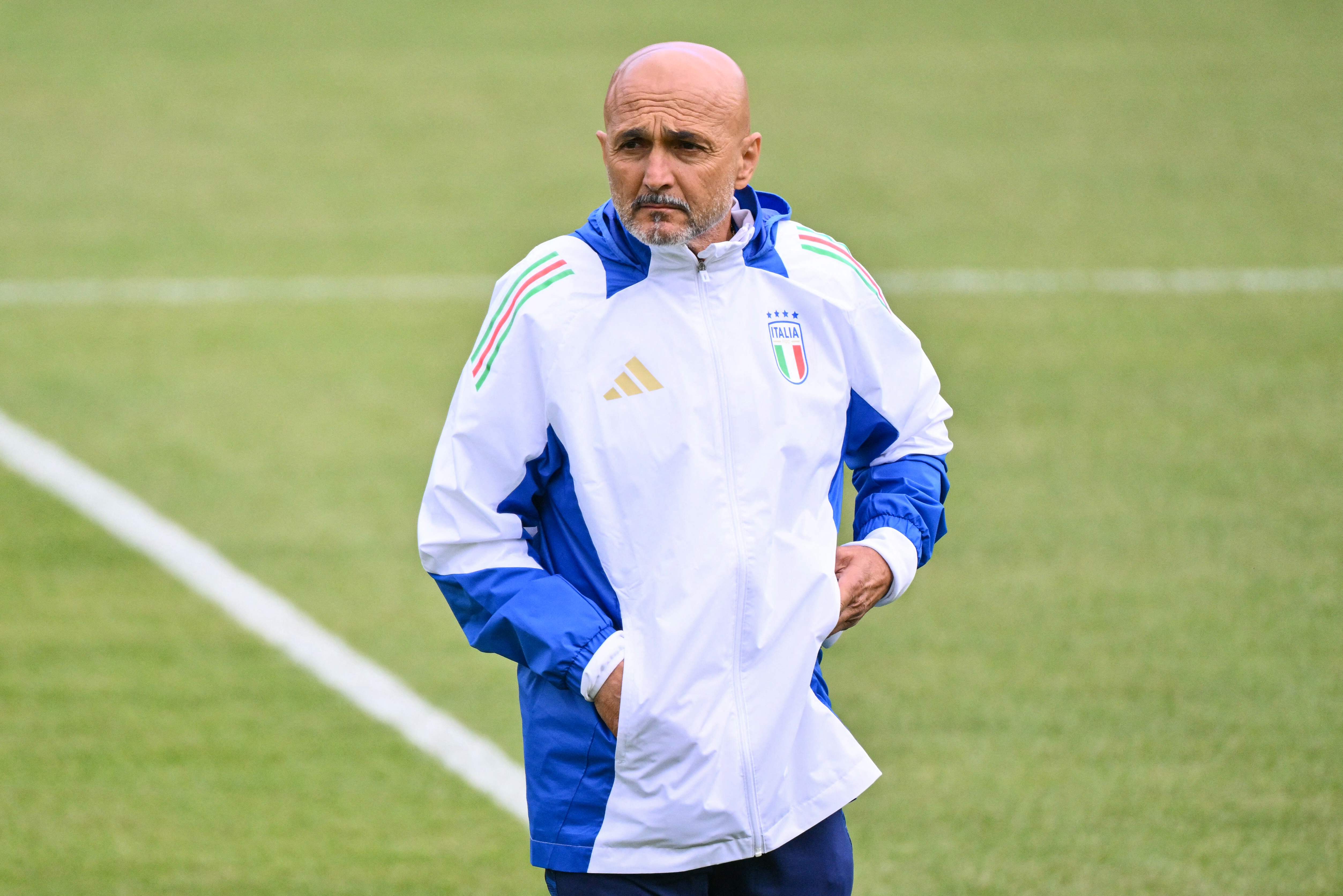 Italy's head coach Luciano Spalletti supervises his team's training session at their base camp in Iserlohn on June 14, 2024, ahead of the UEFA Euro 2024 Football Championship. (Photo by Alberto PIZZOLI / AFP)