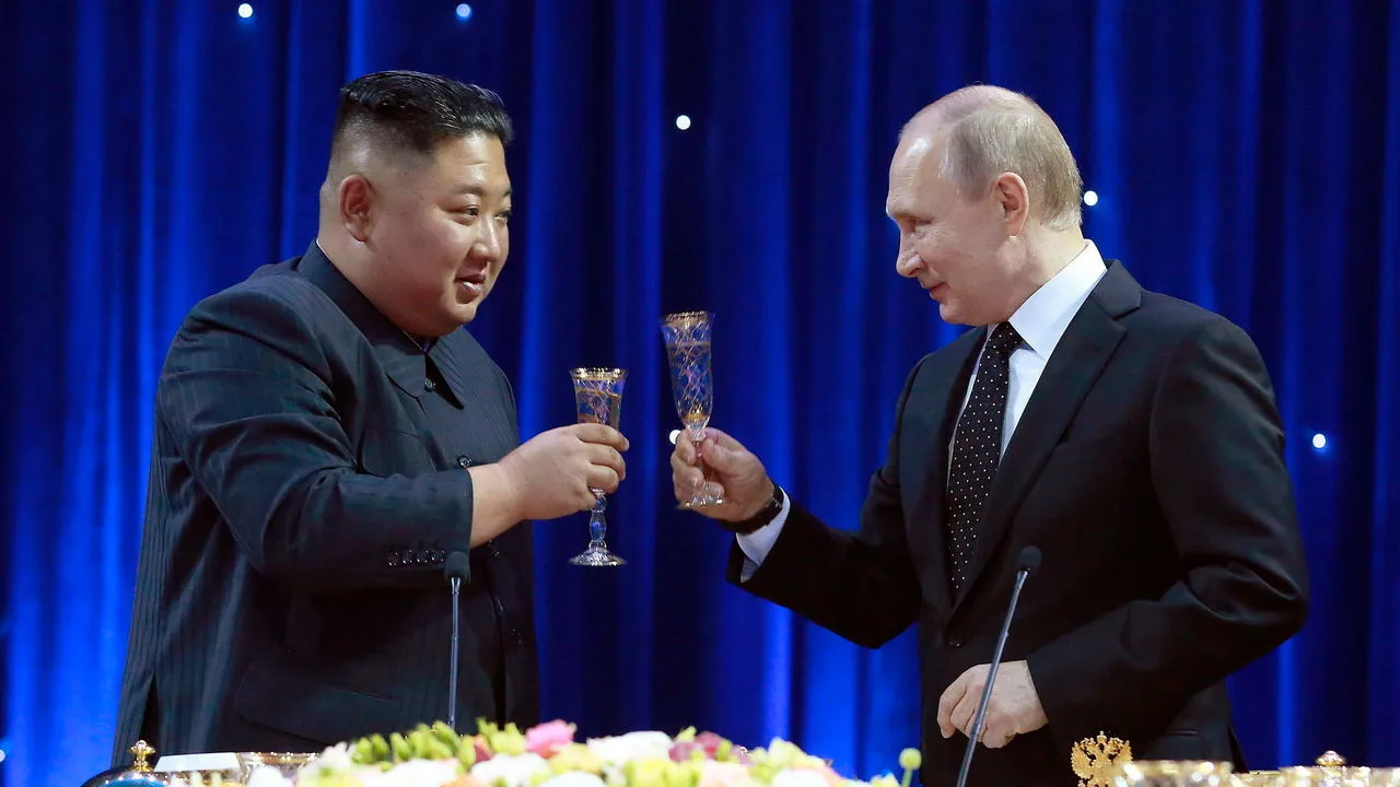 Putin in Nord Corea. Kim lo accoglie da «compagno d’armi» (e di munizioni)