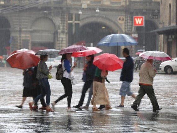 Il meteo di venerdì 21 giugno, l'Italia (ancora) divisa in due: picchi di 41° al centro-sud, grandine e super acquazzoni al Nord. «Fenomeni violenti su Alpi e Prealpi»