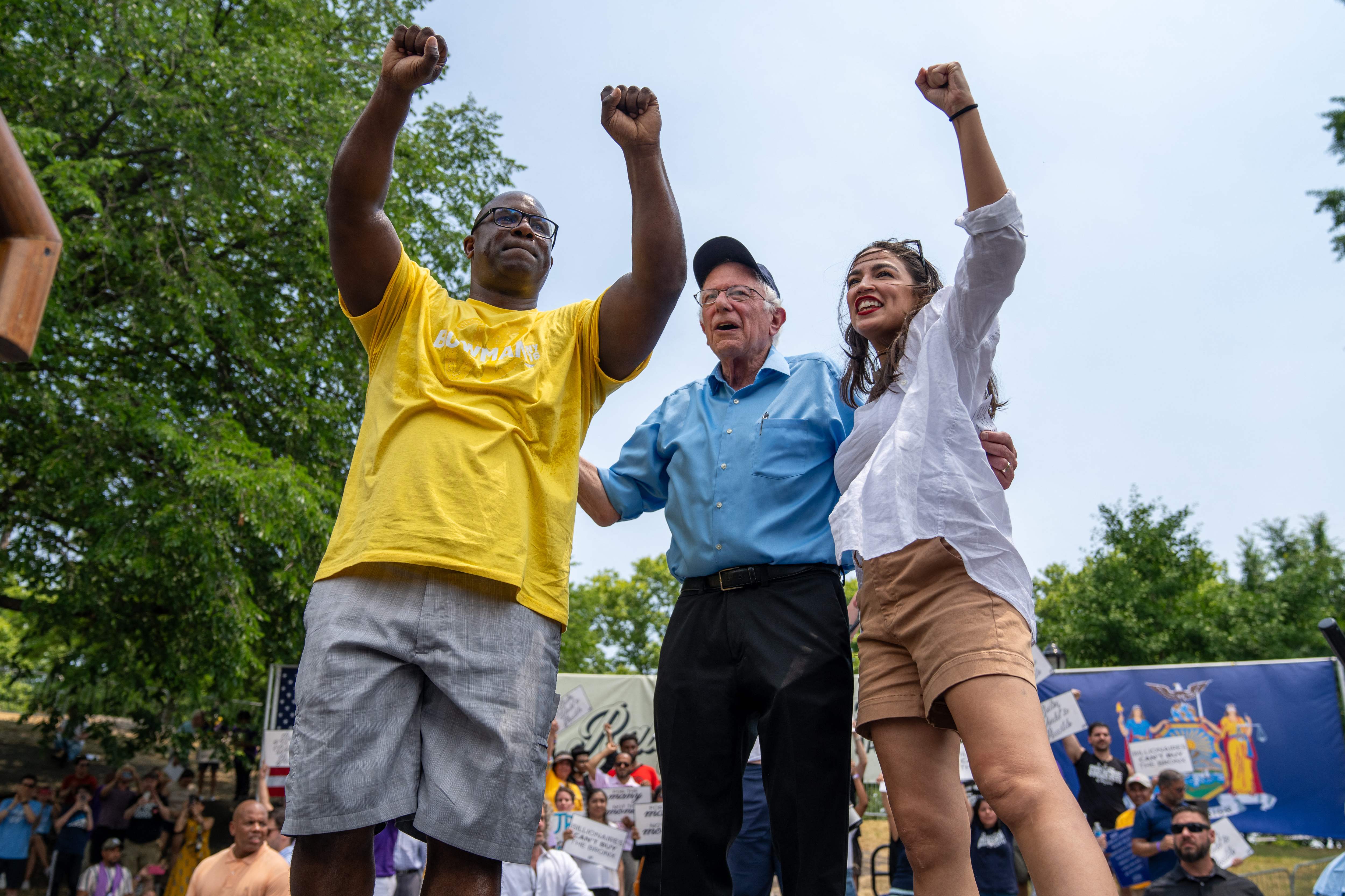 Ocasio-Cortez e Bernie Sanders in campo nel Bronx, dove i democratici si giocano l'anima del partito