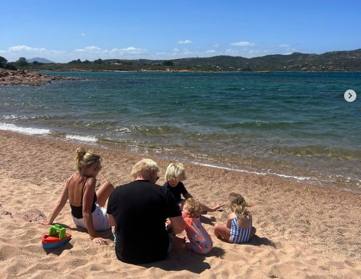 «Beautiful Sardinia», l’ex premier inglese Boris Johnson festeggia il compleanno con la famiglia in Gallura