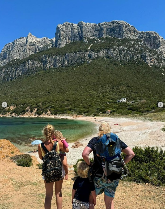 «Beautiful Sardinia», l’ex premier inglese Boris Johnson festeggia il compleanno con la famiglia in Gallura