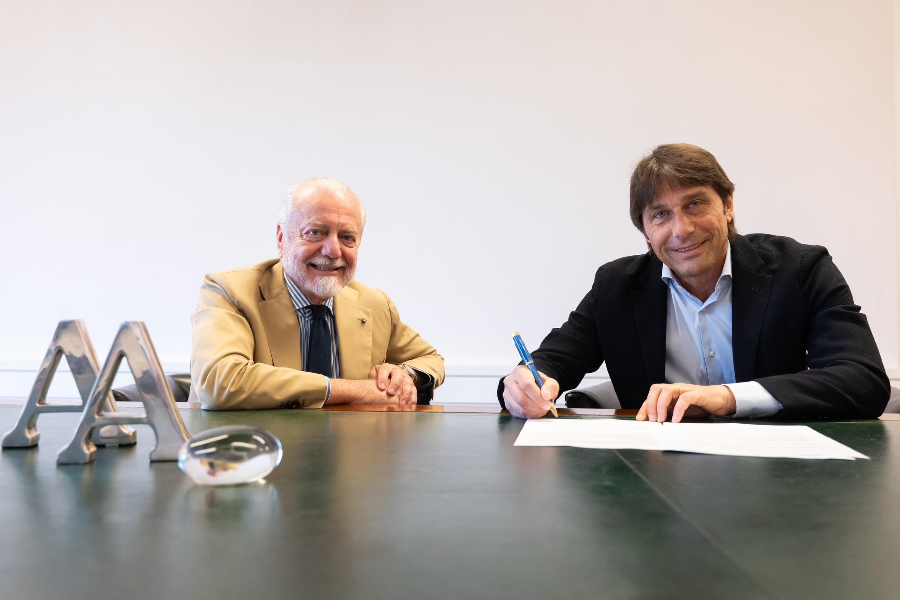 Antonio Conte firma il contratto che lo rende il nuovo allenatore del Napoli, alla presenza del Presidente Aurelio De Laurentiis, Roma, 5 giugno 2024. ANSA/SSC.NAPOLI.IT +++ NPK +++ NO SALES, EDITORIAL USE ONLY +++
