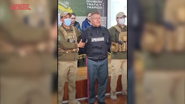 (LaPresse) Fallito il tentato colpo di Stato in Bolivia, i comandanti dell'esercito e della marina responsabili della rivolta sono stati arrestati con l'accusa di rivolta armata, attentato contro il Paese e distruzione di proprietà pubblica.

Il generale Juan José Zúñiga, ex comandante dell'esercito boliviano, e il contrammiraglio Juan Arnez Salvador, ex comandante della Marina boliviana, hanno sfondato con dei veicoli blindati le porte del palazzo del governo accompagnati da un gruppo di soldati. I militari hanno dichiarato di voler "ripristinare la democrazia e liberare i prigionieri politici".

I soldati si sono poi ritirati mentre i sostenitori di Arce sventolavano bandiere boliviane e applaudivano in una piazza centrale.