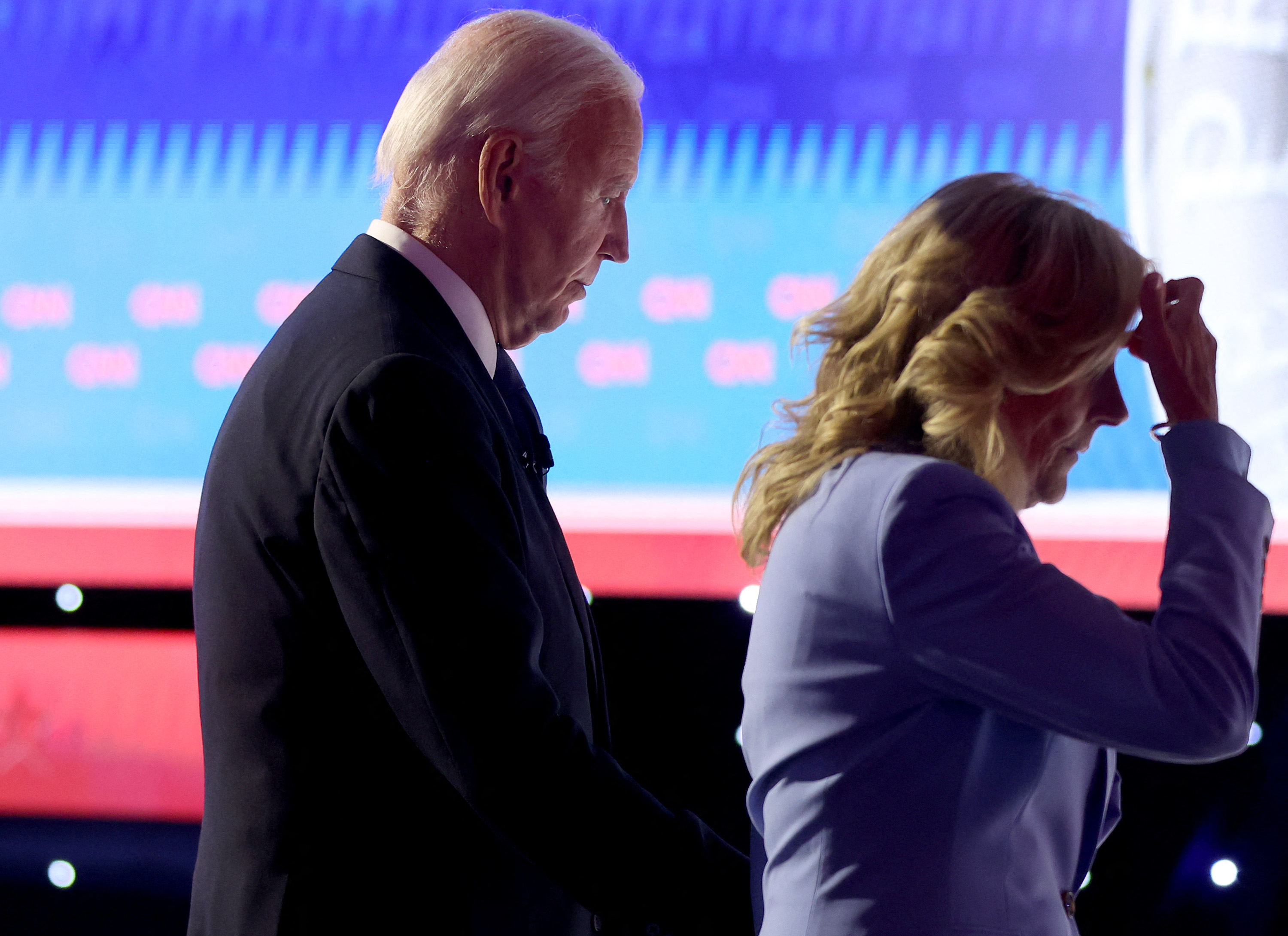 Biden e la performance che scatena il panico tra i democratici: «Confermati i nostri peggiori timori». E ripartono le voci: un nuovo candidato?