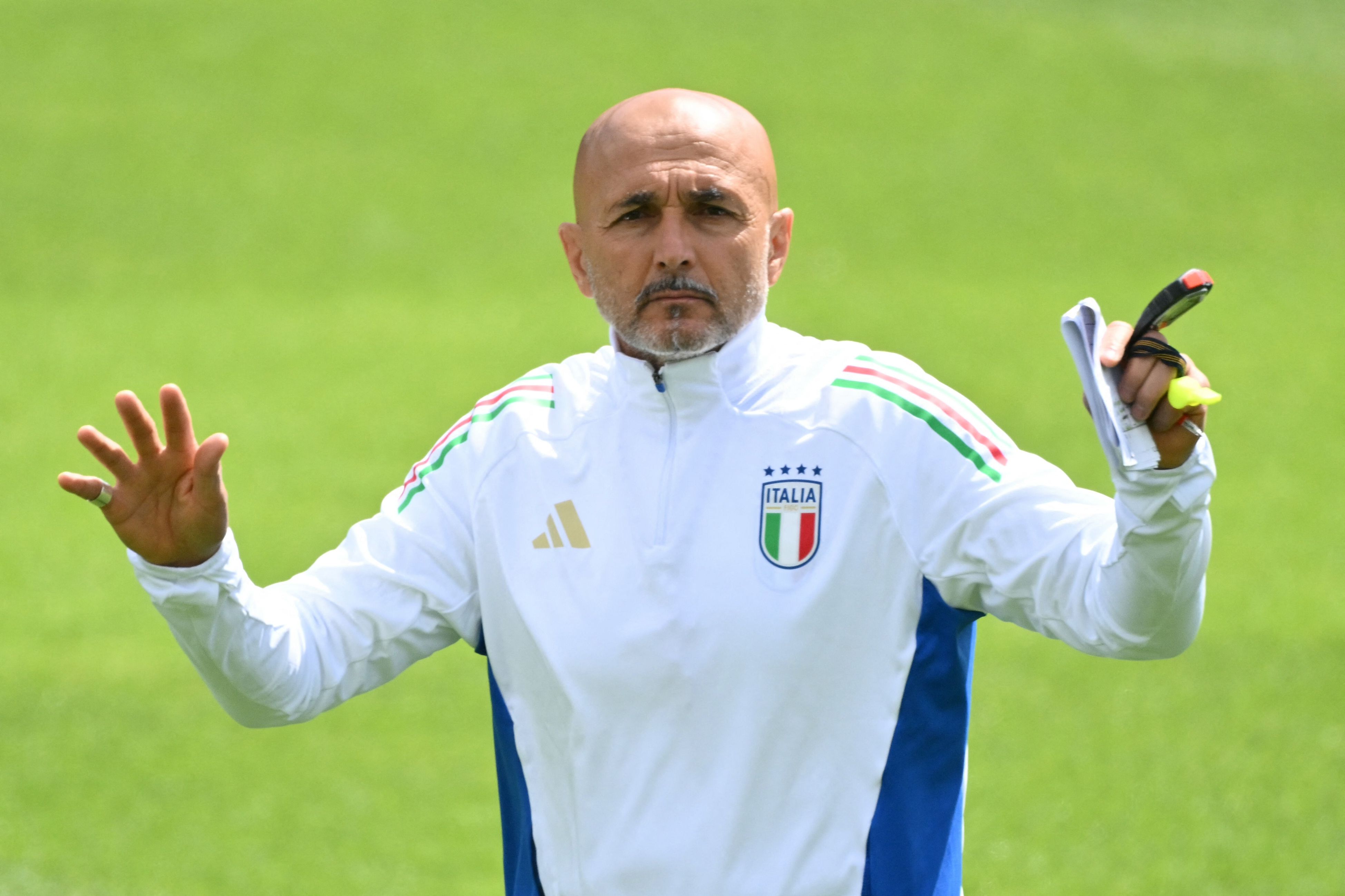 Italy's head coach Luciano Spalletti talks to his players during an MD-1 training session at the base camp in Iserlohn on June 28, 2024, on the eve of their UEFA Euro 2024 Round of 16 football match against Switzerland. (Photo by Alberto PIZZOLI / AFP)
