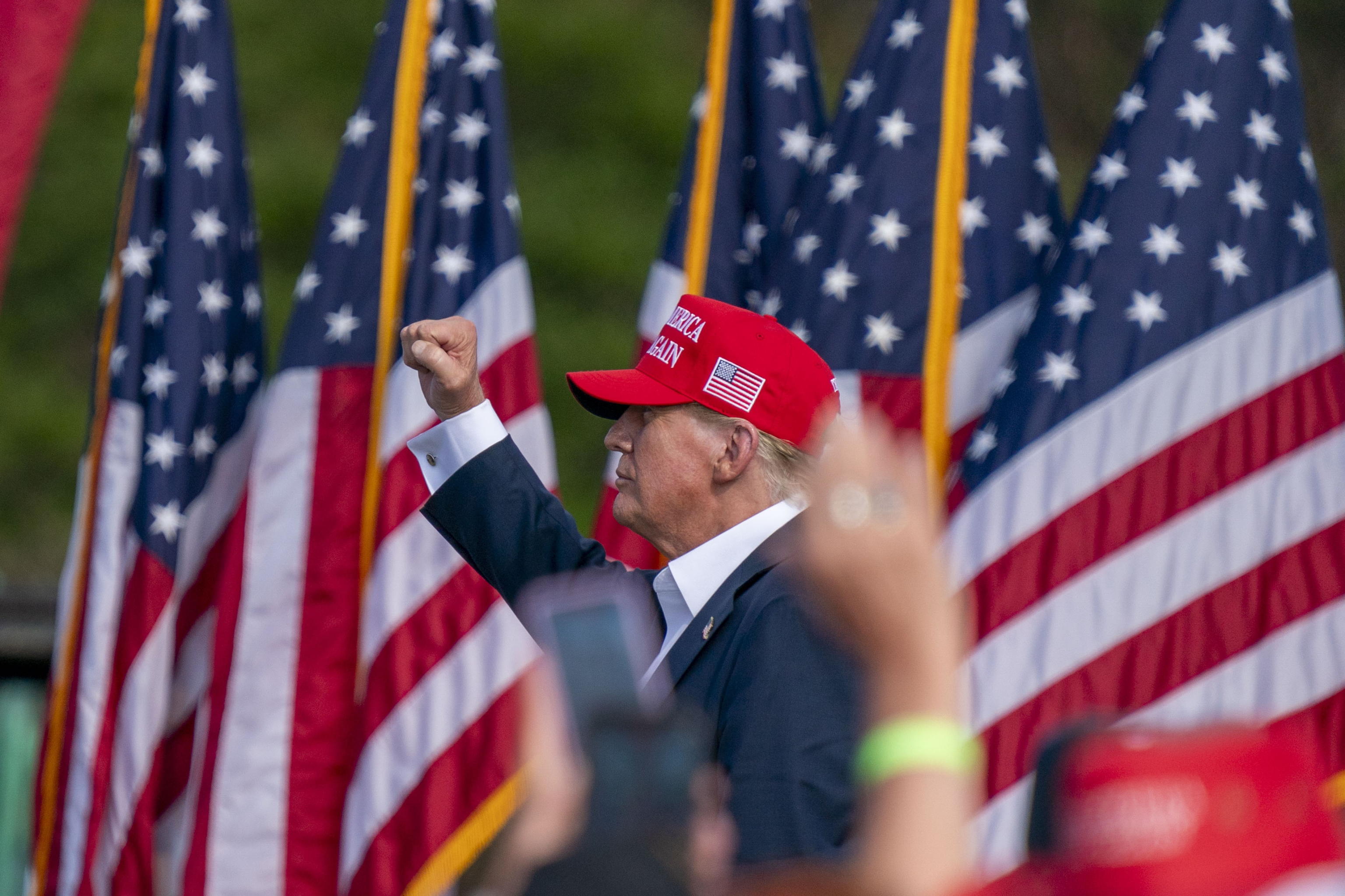 Trump, la Corte Suprema concede l'immunità parziale