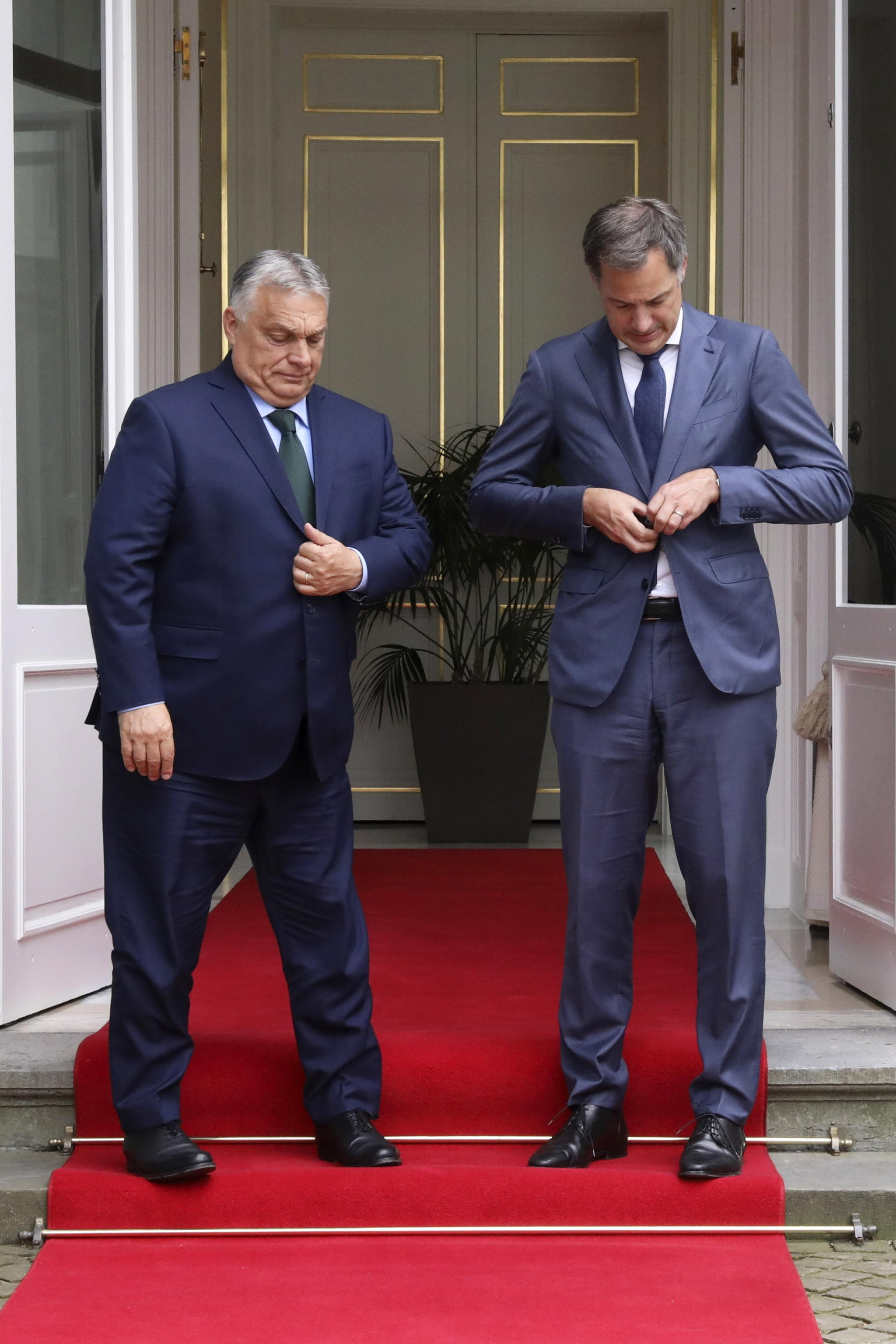 epa11449844 Belgium's Prime Minister Alexander de Croo (R) welcomes Hungarian Prime Minister Viktor Orban (L) prior to their meeting in Brussels, Belgium, 01 July 2024. Hungarian Prime Minister Viktor Orban is visiting Brussels as Hungary takes over the Presidency of the European Union from 01 July.  EPA/NICOLAS LANDEMARD