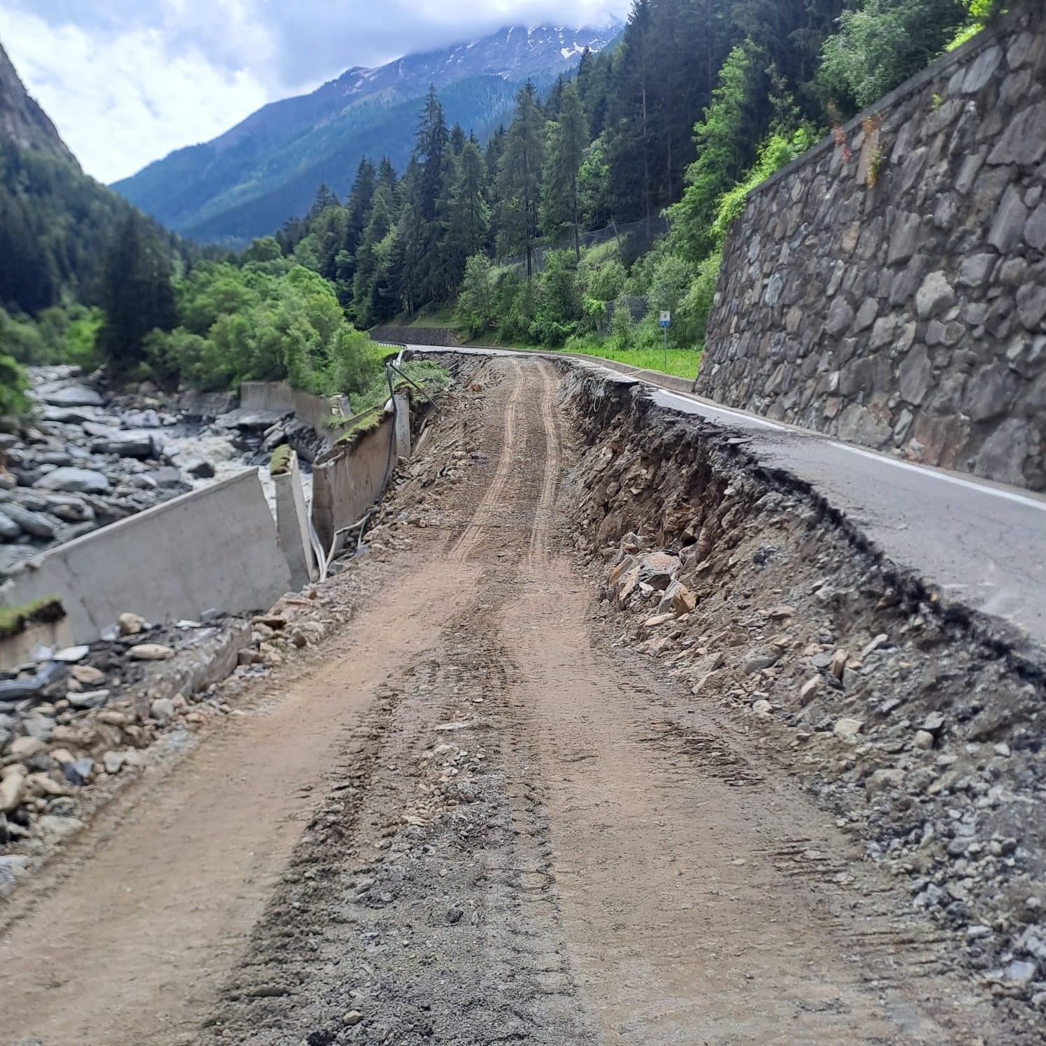 Cogne, ecco la devastazione della strada regionale 47. Musumeci: «Un mese per riaprirla»