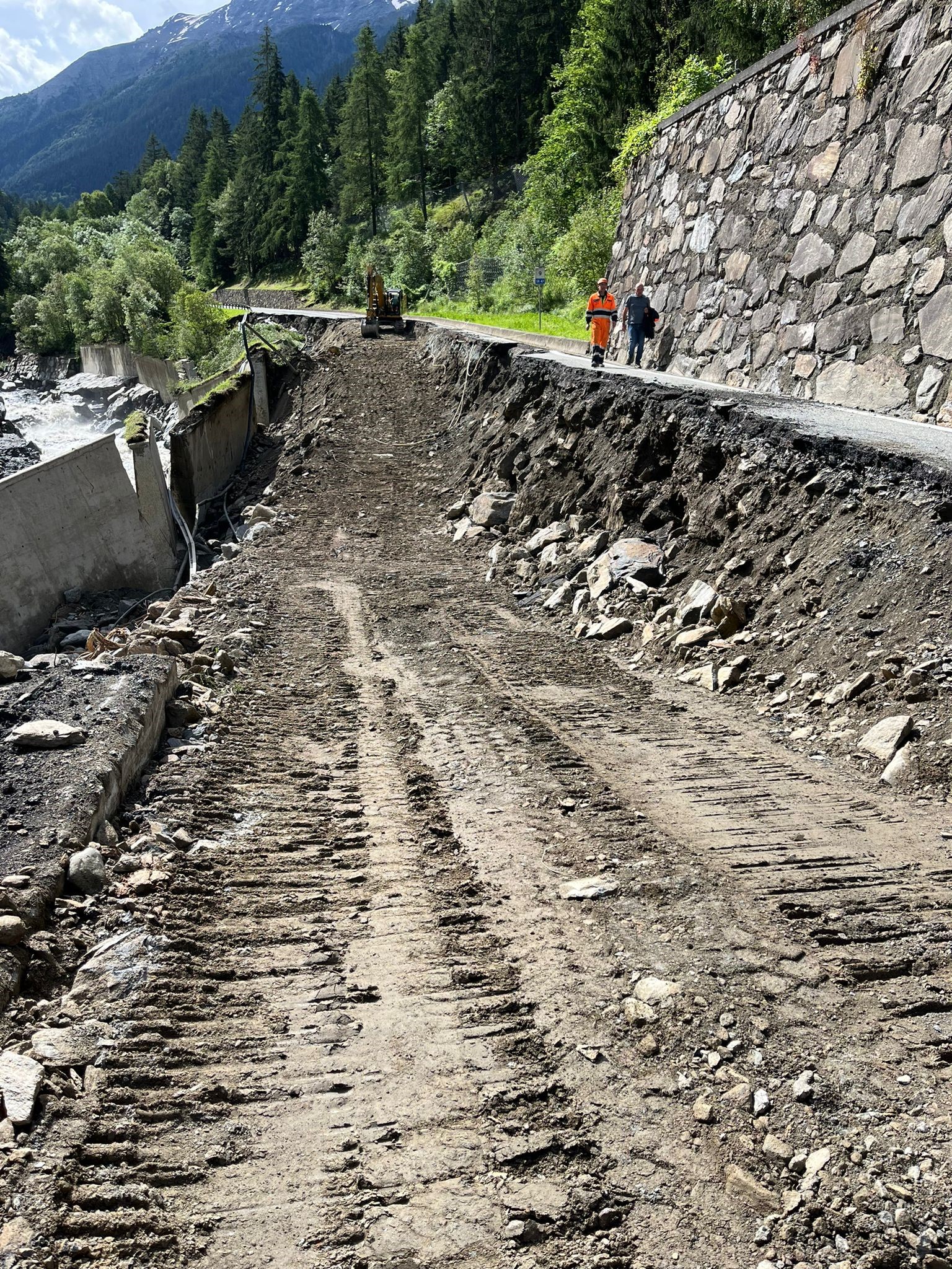 Cogne, ecco la devastazione della strada regionale 47. Musumeci: «Un mese per riaprirla»